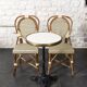 Table et chaises de bistrot parisien .