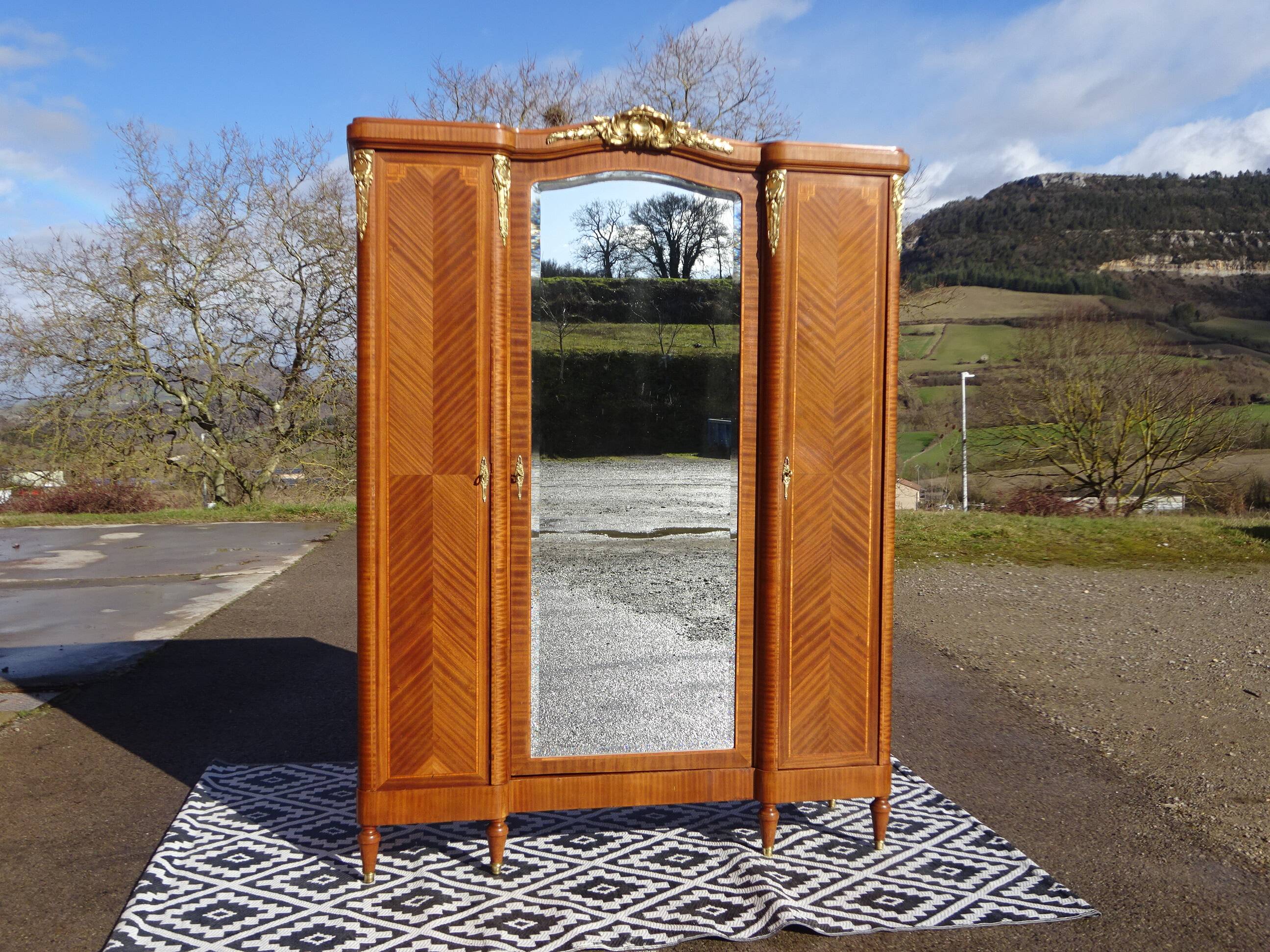Ancienne armoire Louis XVI avec bronze et marqueterie