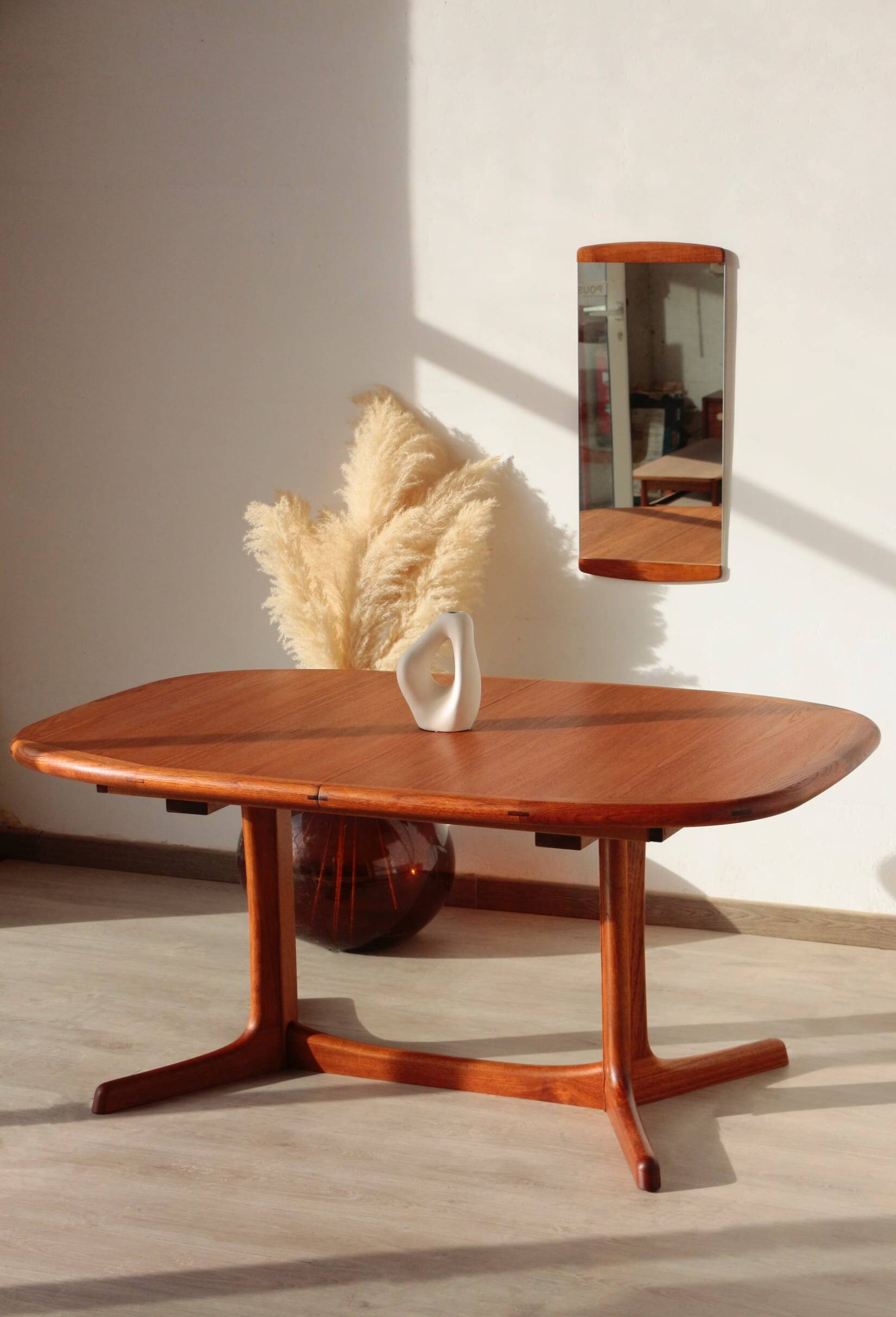 Vintage Dyrlund dining table in teak – the excellence of Danish design.
