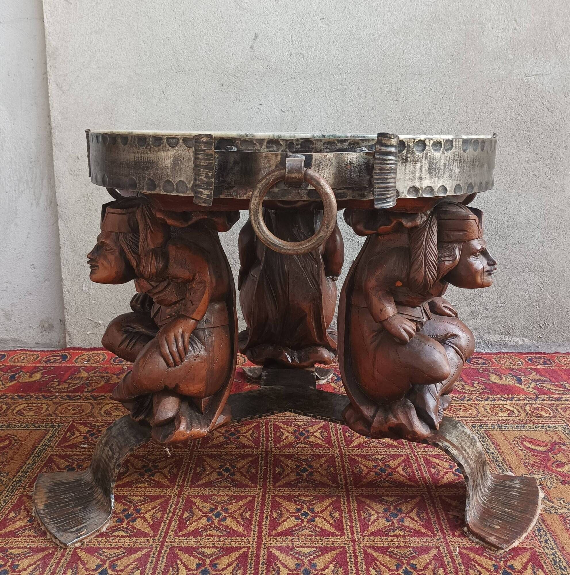 Jean-Maurice Rothschild (1902-1998) Table basse bois sculpté fer forgé et marbre