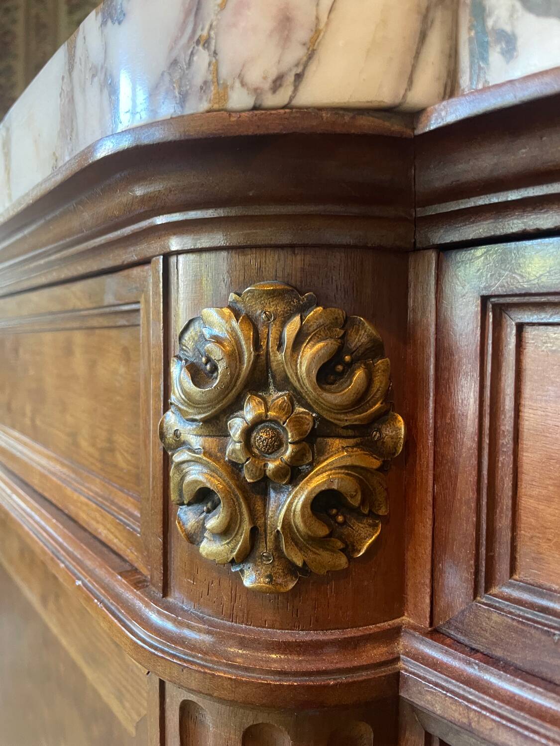 Meuble d’appui Louis XVI en bois précieux, marbre et vitrine – Haentgès Frè