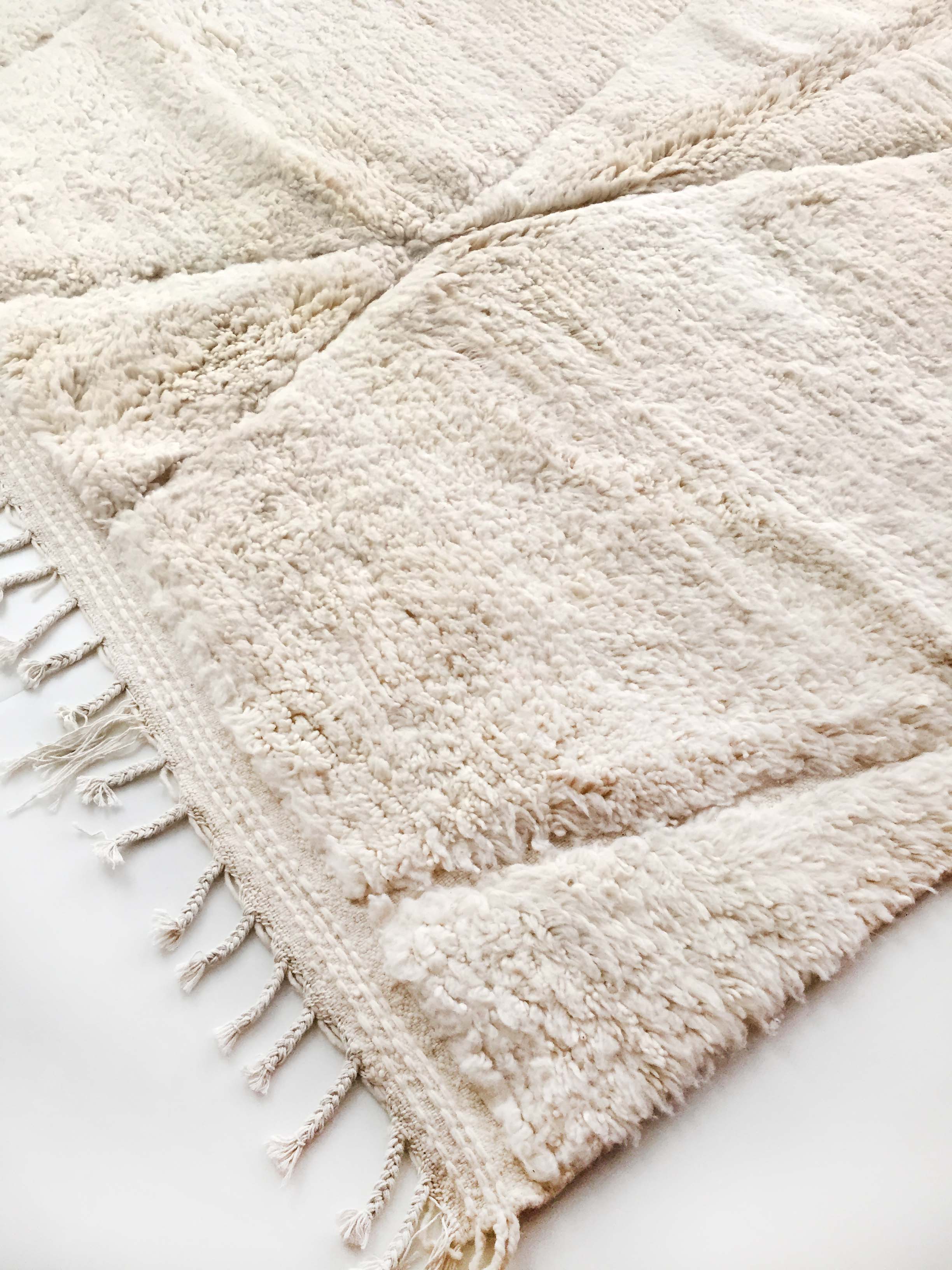 Moroccan Berber carpet Beni Ouarain unbleached with engraved diamonds 302x197cm