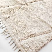 Tapis berbère marocain Beni Ouarain écru uni à losanges gravés 302x197cm