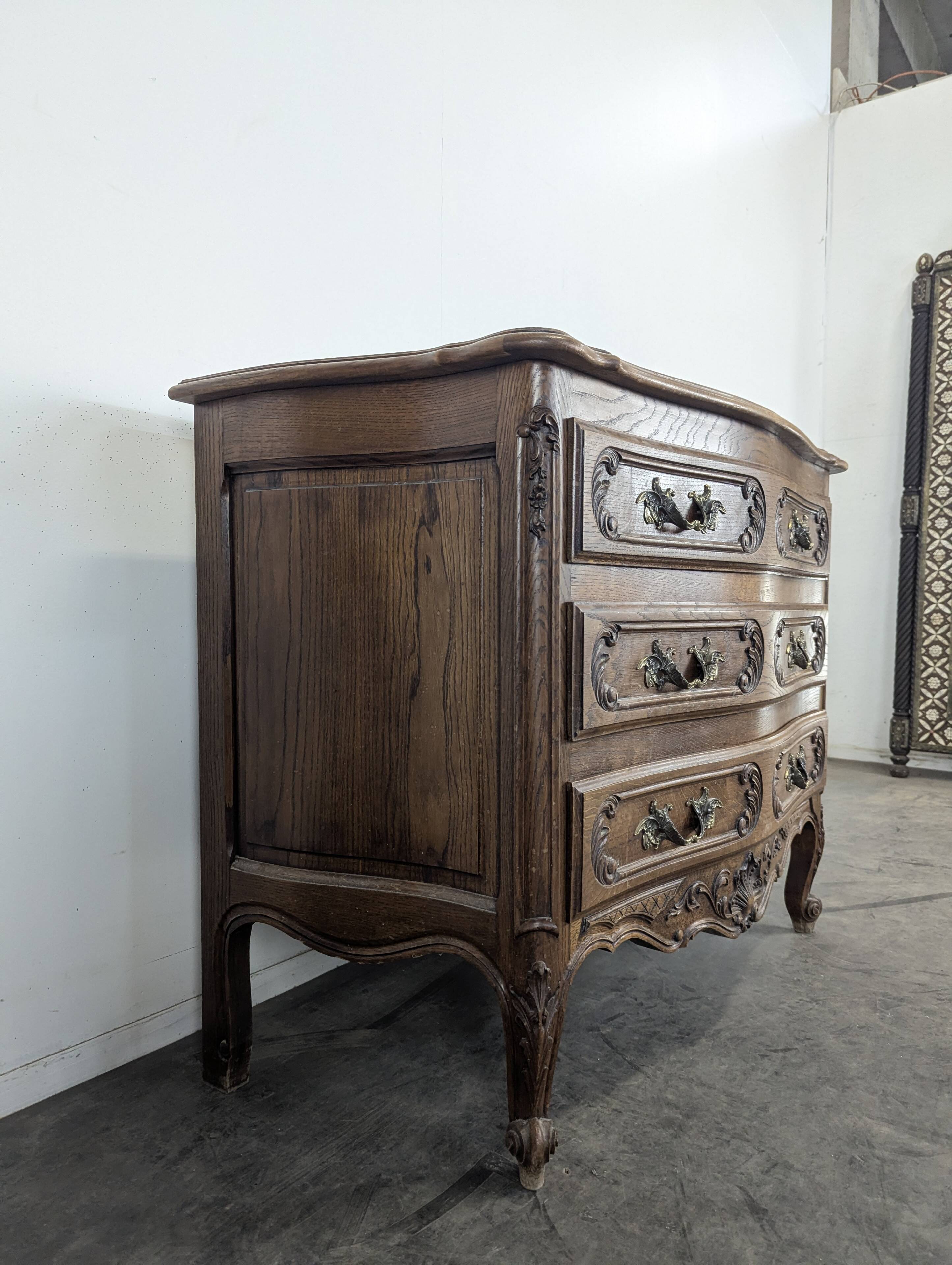 Commode néo rustique galbée richement sculptée