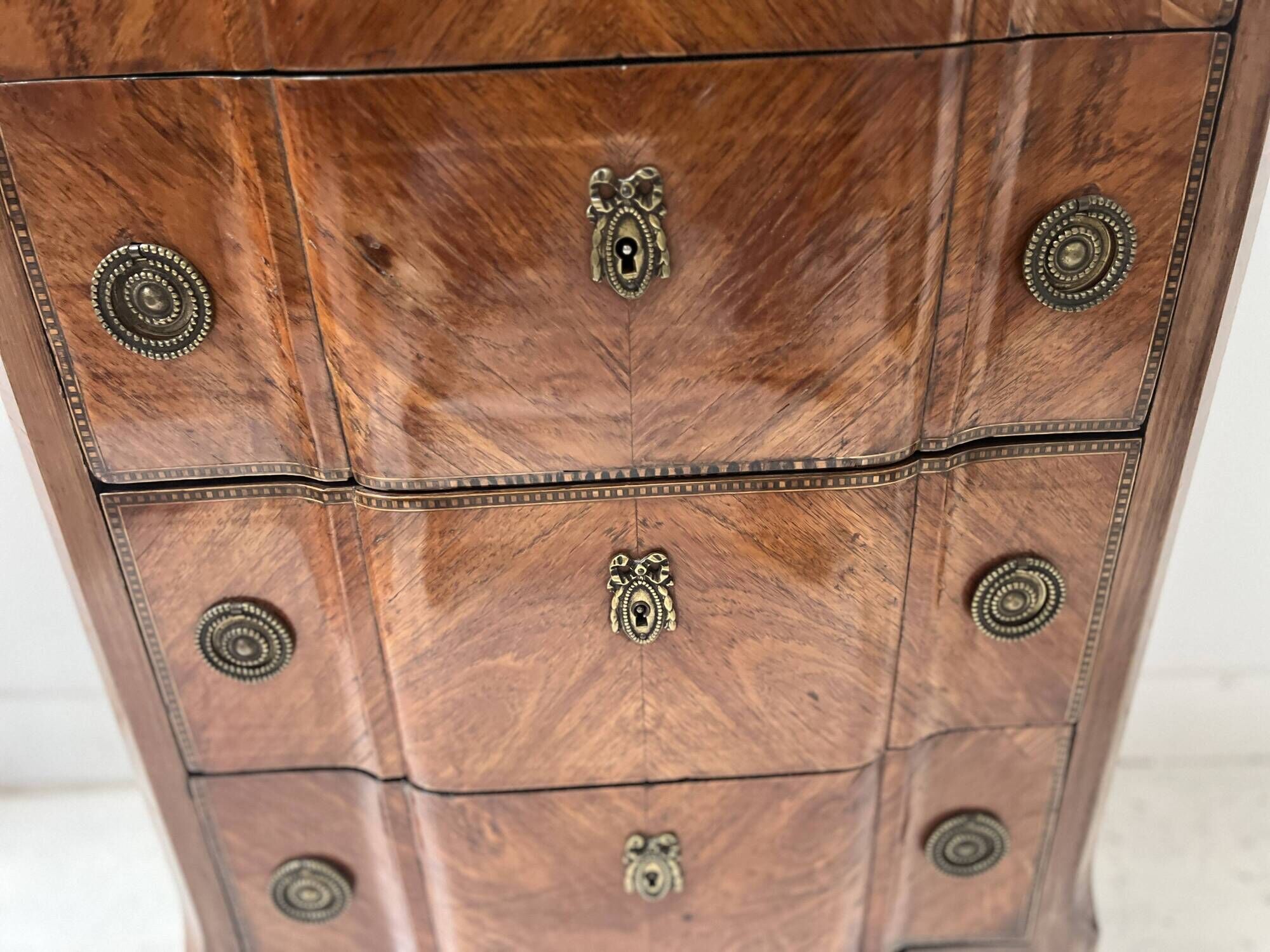 Transitional style chest of drawers in rosewood and amaranth veneer, 20th century.