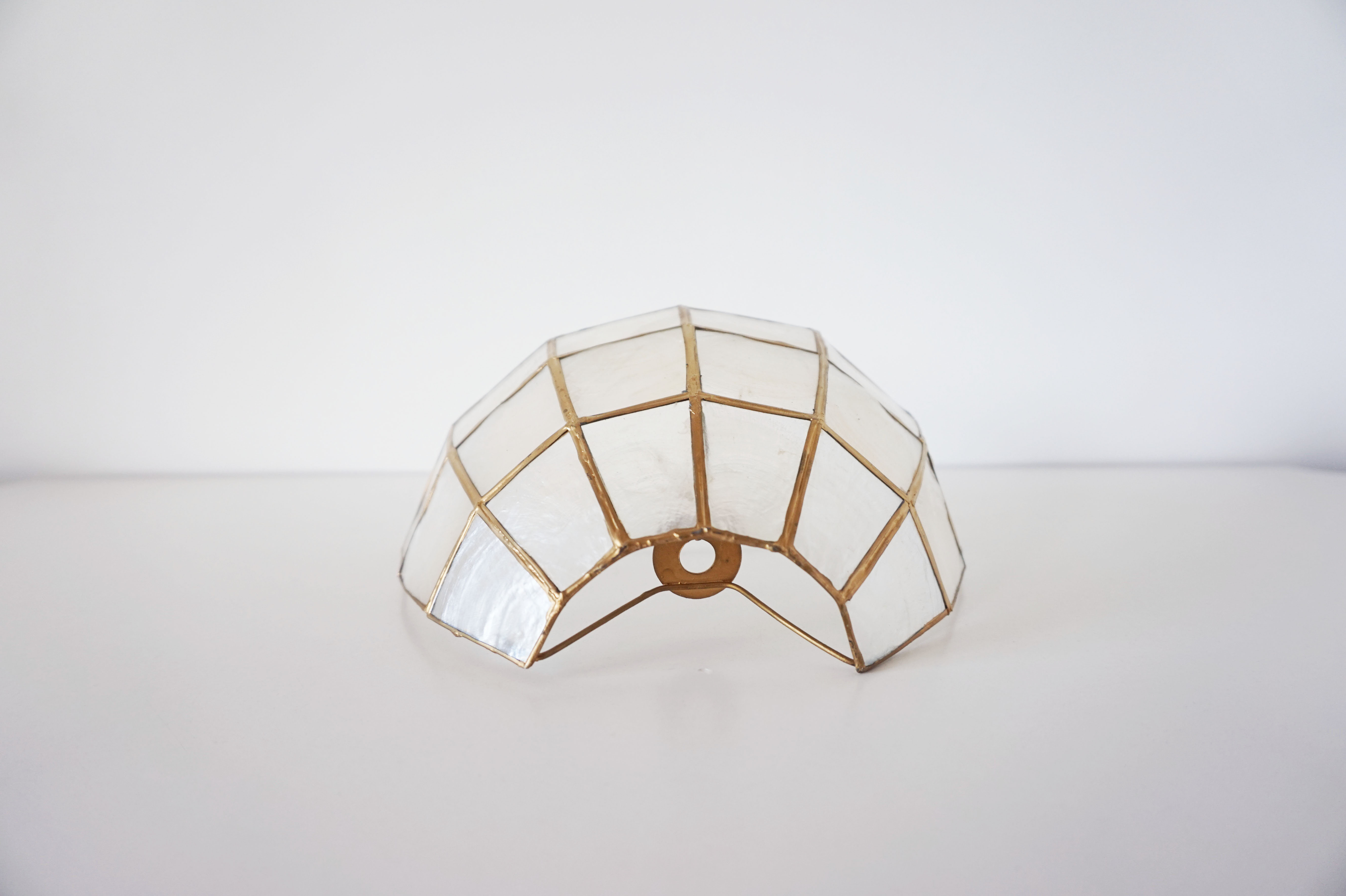 Mother-of-pearl shell shape wall lamp