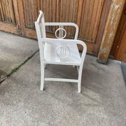 Art Deco chair in white painted wood, 1930s office chair, medallion backrest and armrests.