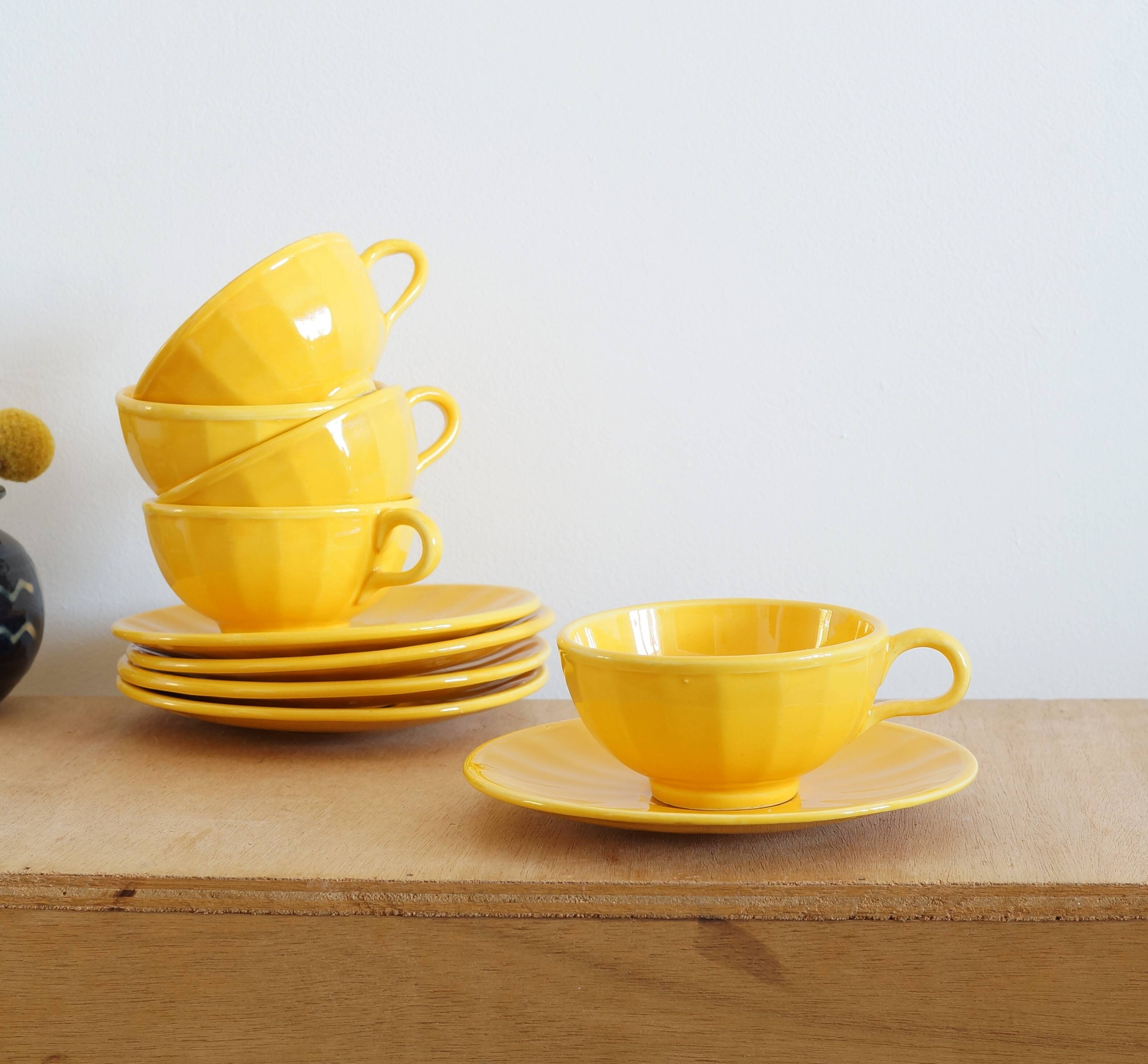 Service of 5 yellow cups and saucers