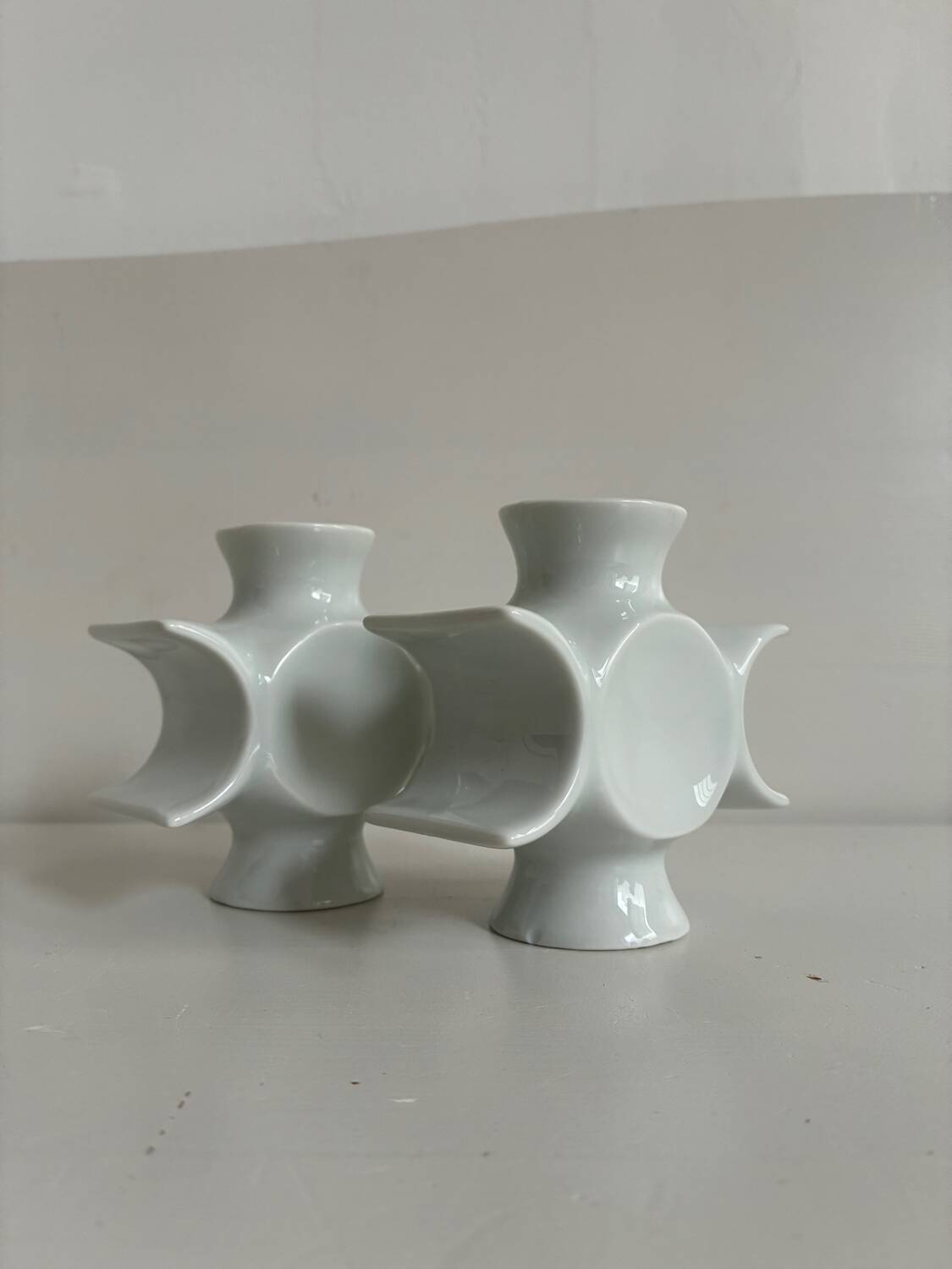 François Guéneau paire de vases soliflores en porcelaine