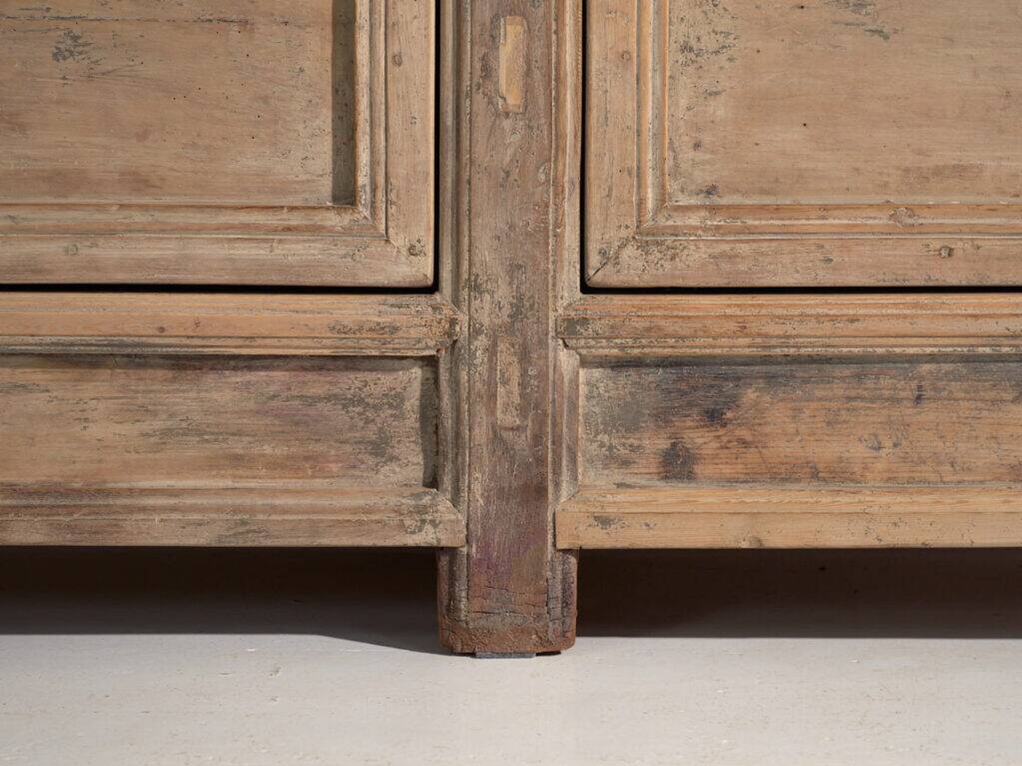 Buffet ancien en bois de pin – Chine, vers 1930