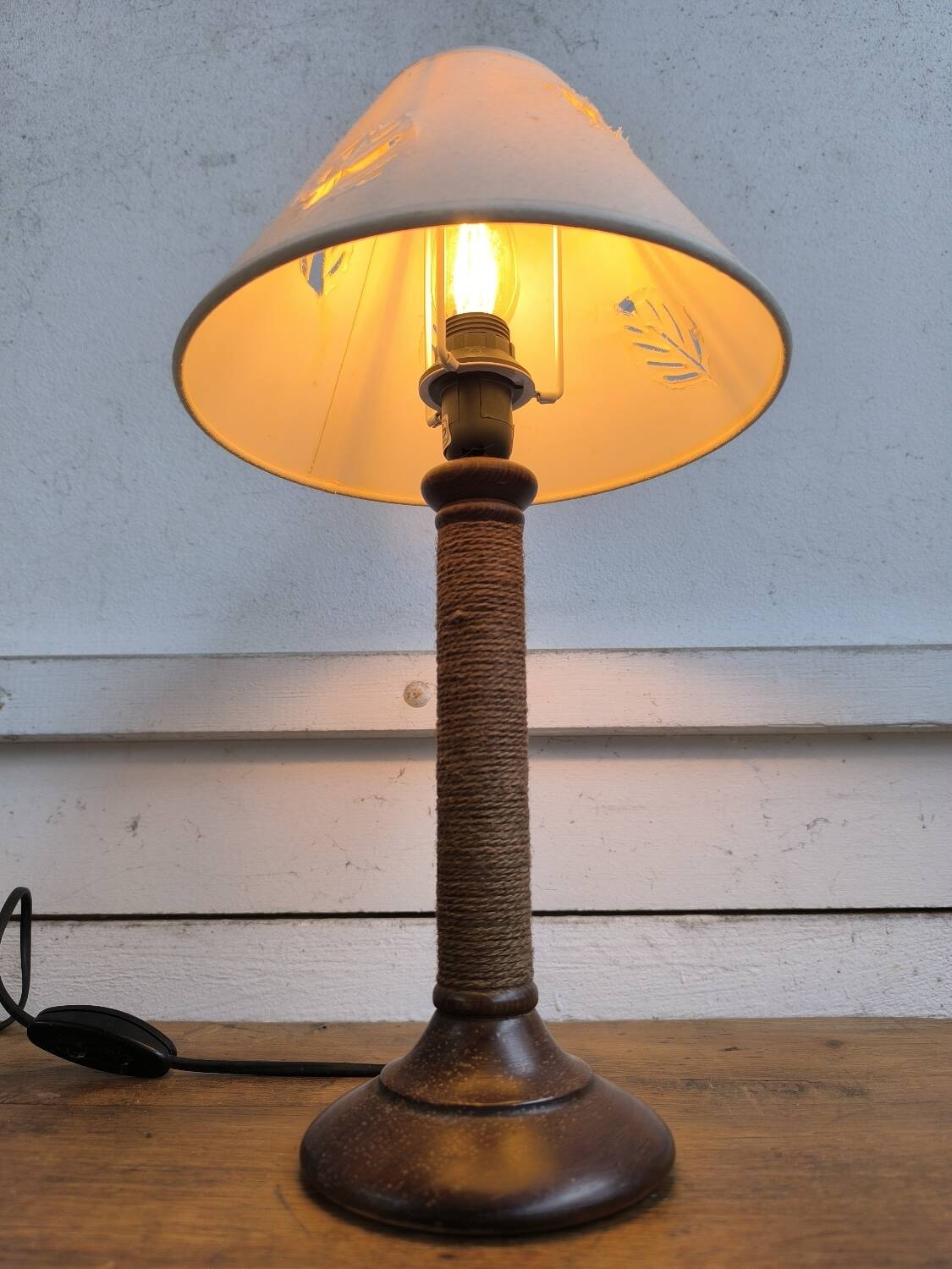 Table lamp in turned wood and rope