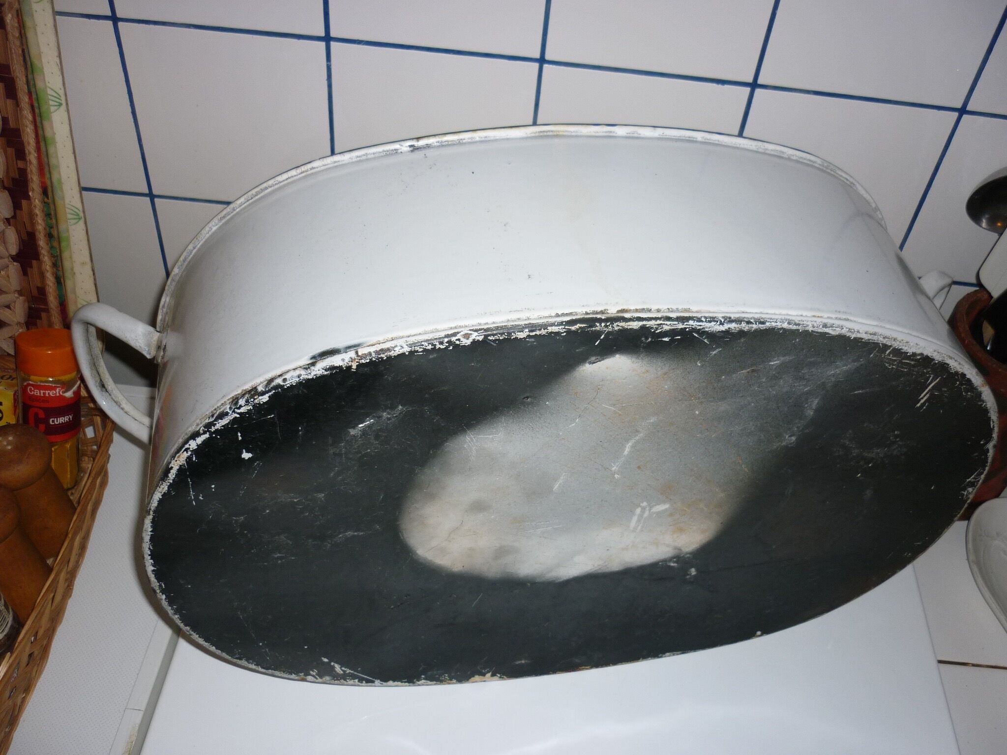 Oval basin 60 cm in white enamelled sheet metal, dark blue border