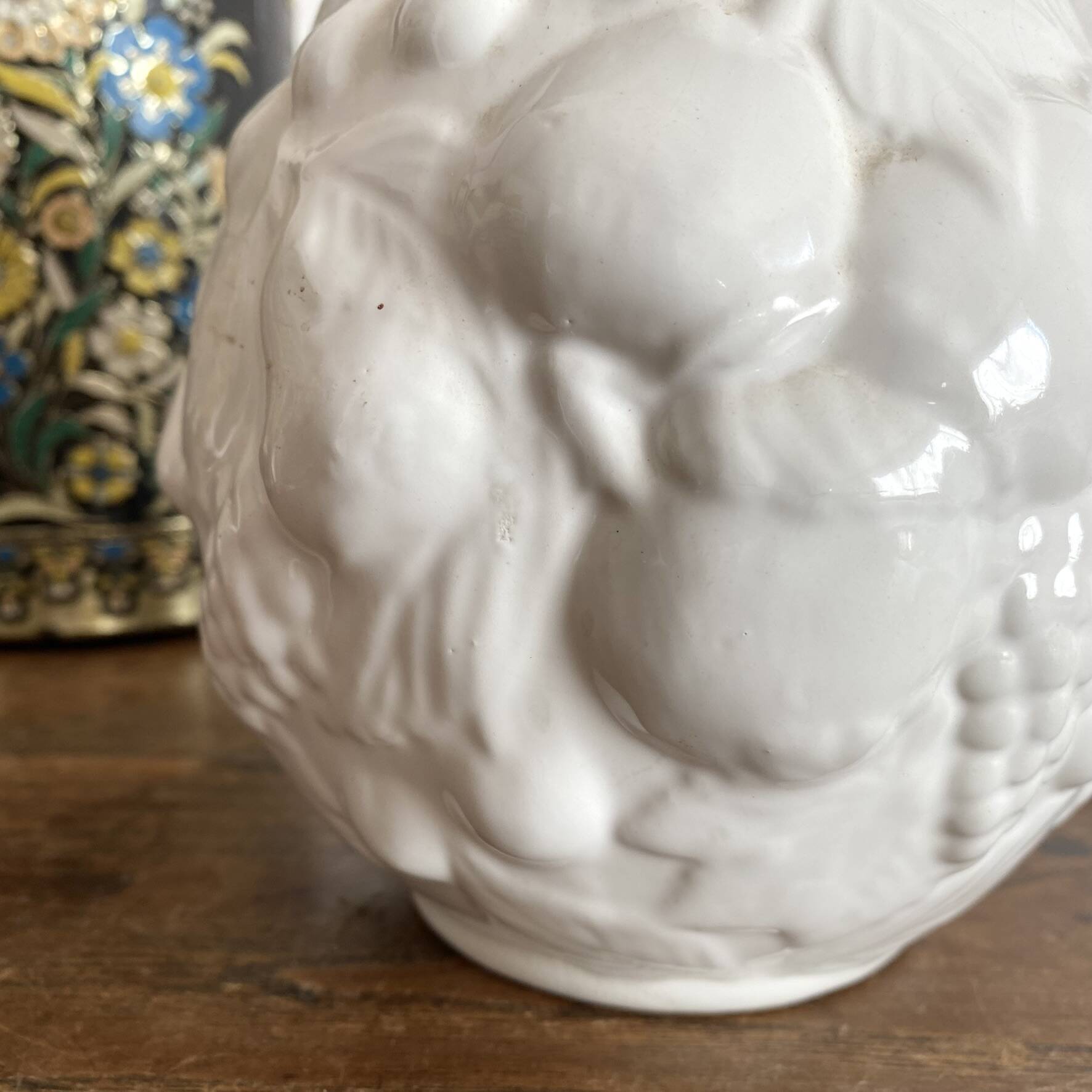 Jug in slipware with fruits