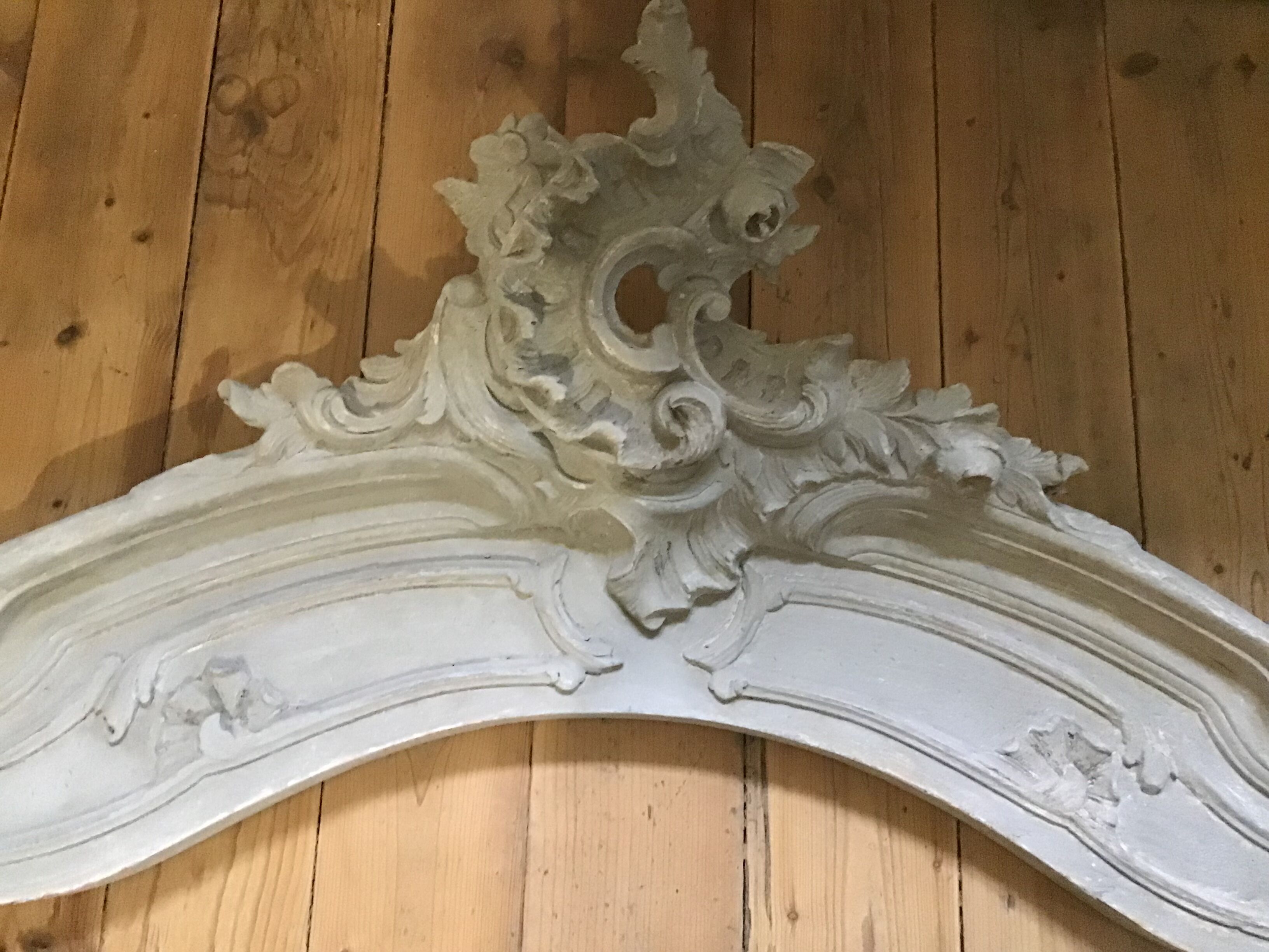 Dessus de porte fronton