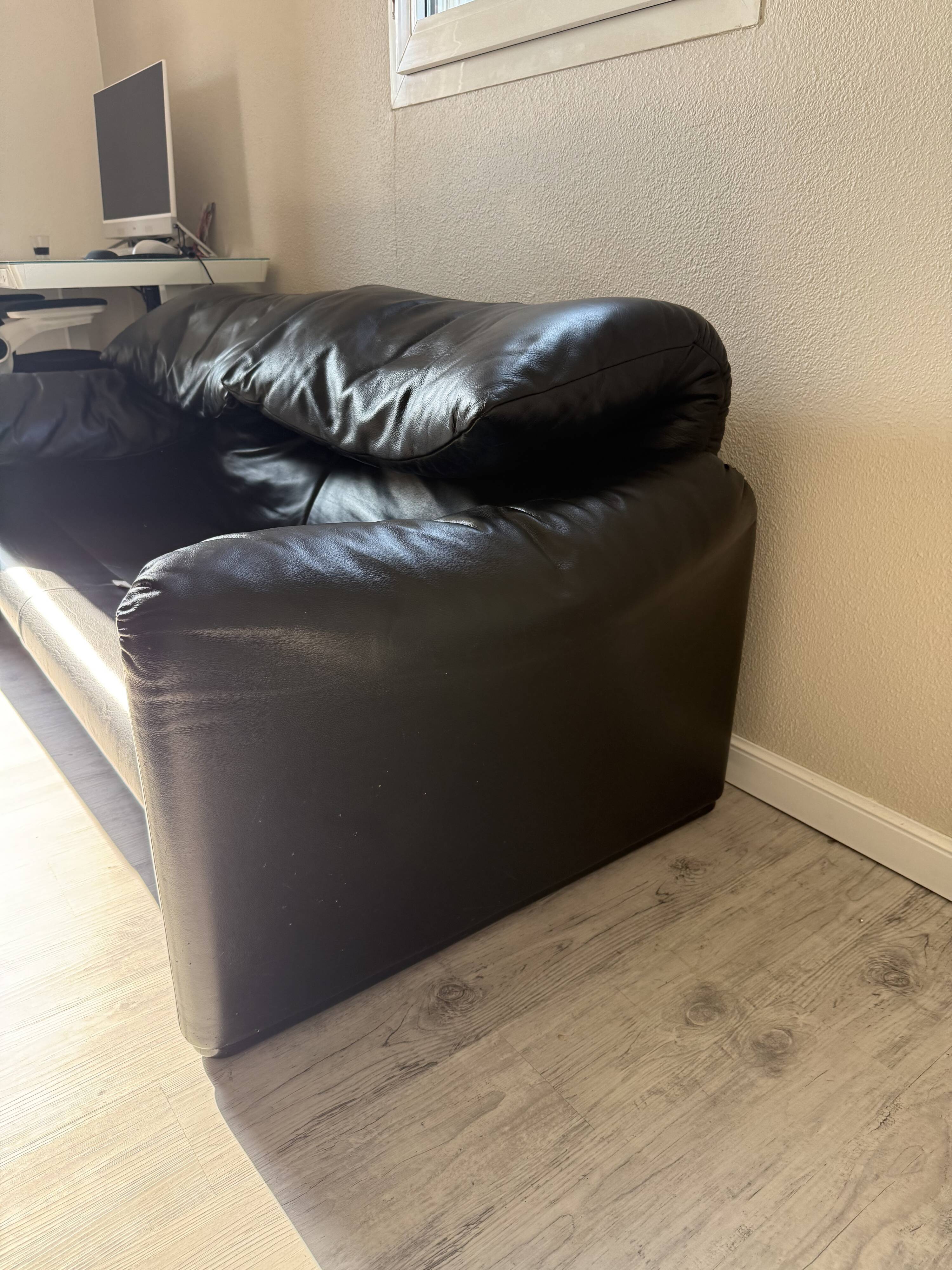 Maralunga leather canapés by Vico Magistretti for Cassina
