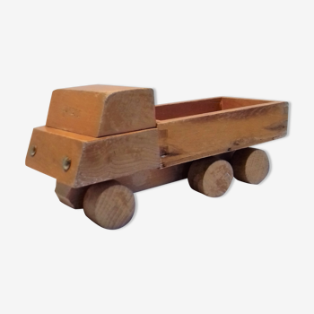 Camion en bois ancien