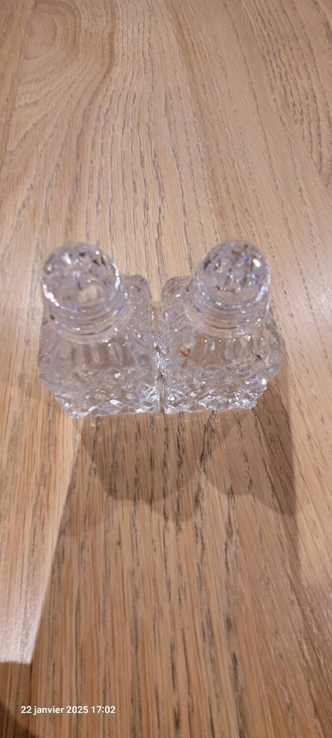 Salière et poivrière en verre taillé