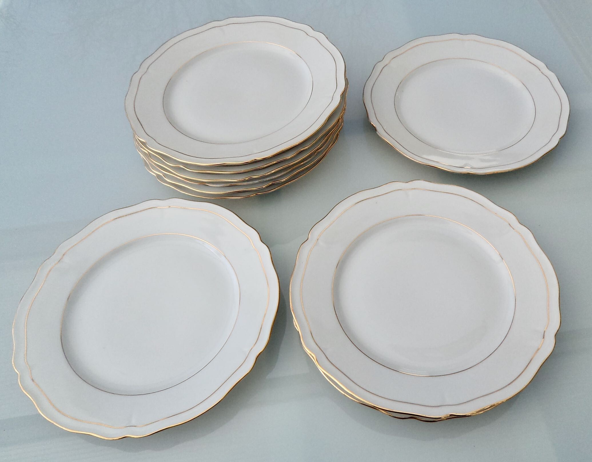 Set of 12 flat plates made of Limoges porcelain