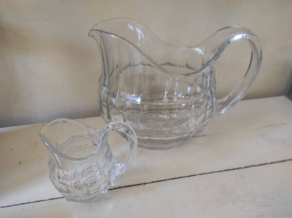 2 pichets en verre anciens