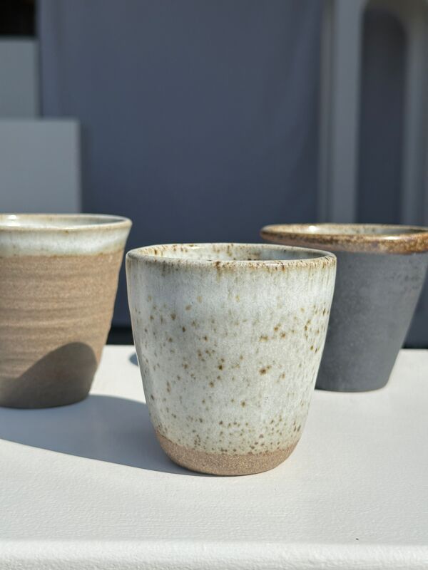 Lot de 3 tasses en céramique indonésienne (noir, mat brun & glacé moucheté)