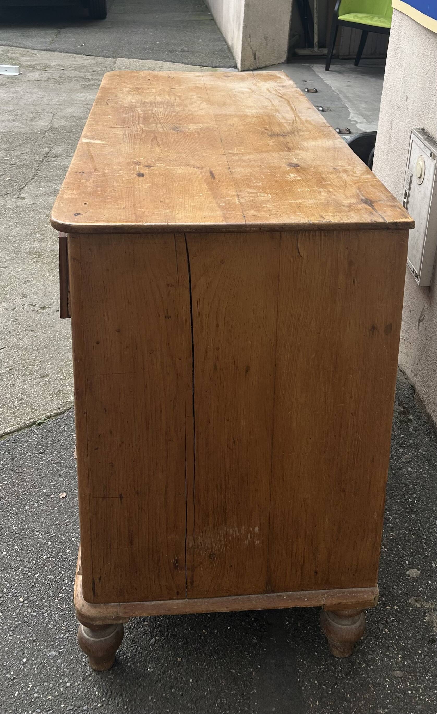 Pine chest of drawers with 4 drawers