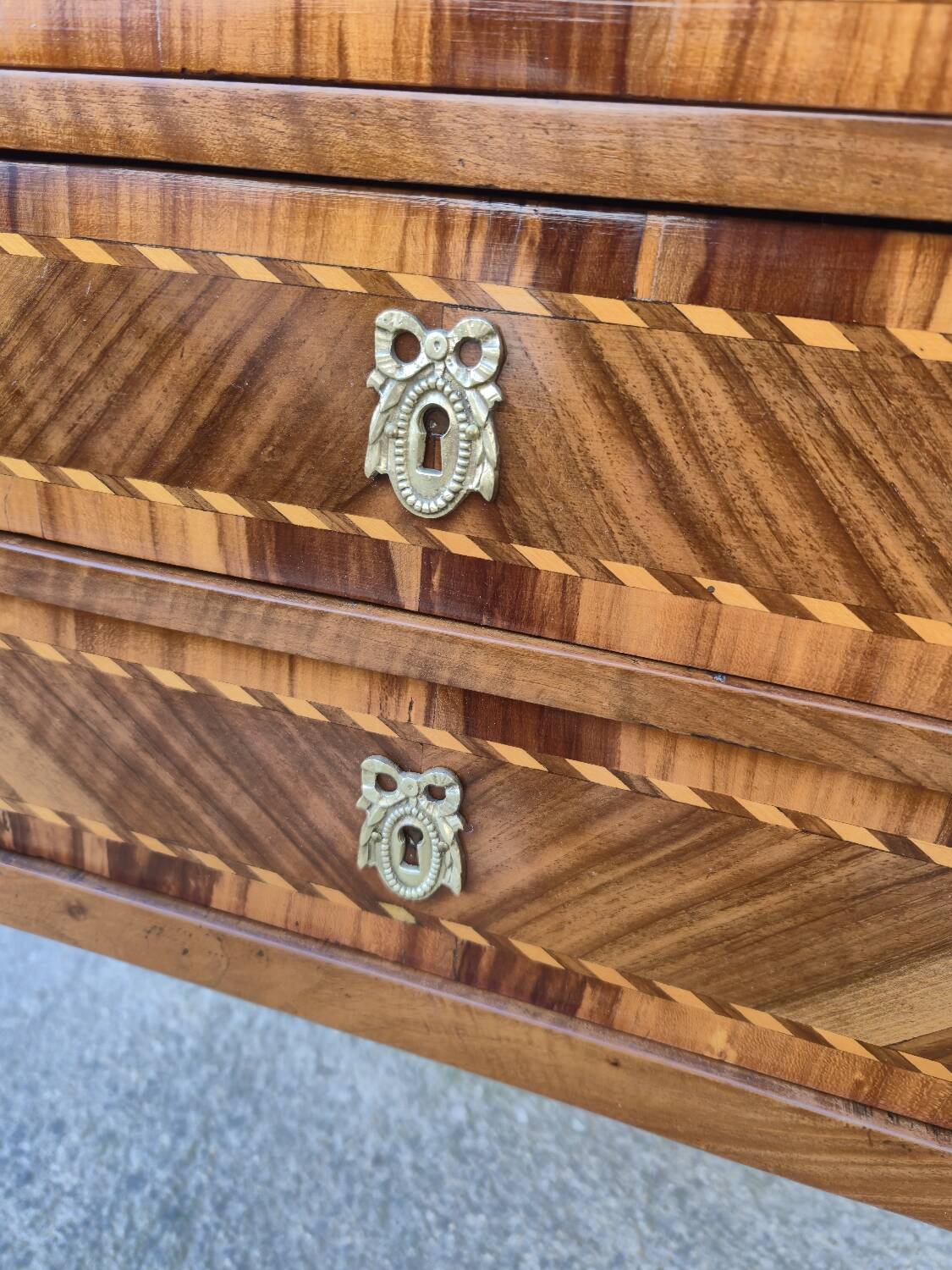 Commode Chiffonnier d'époque Louis XVI en marqueterie