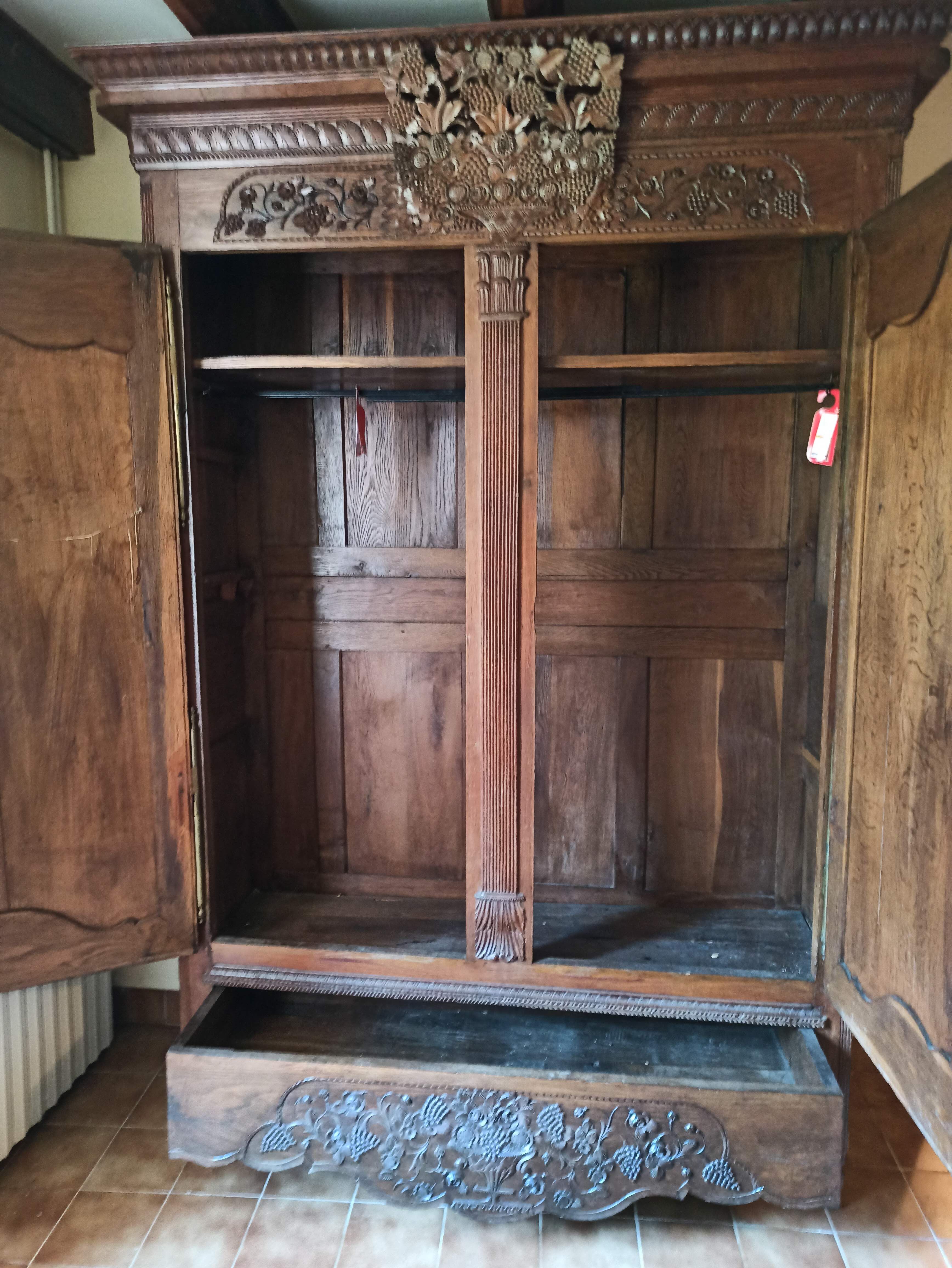 Norman wardrobe in oak Solid basket bouquet of flowers