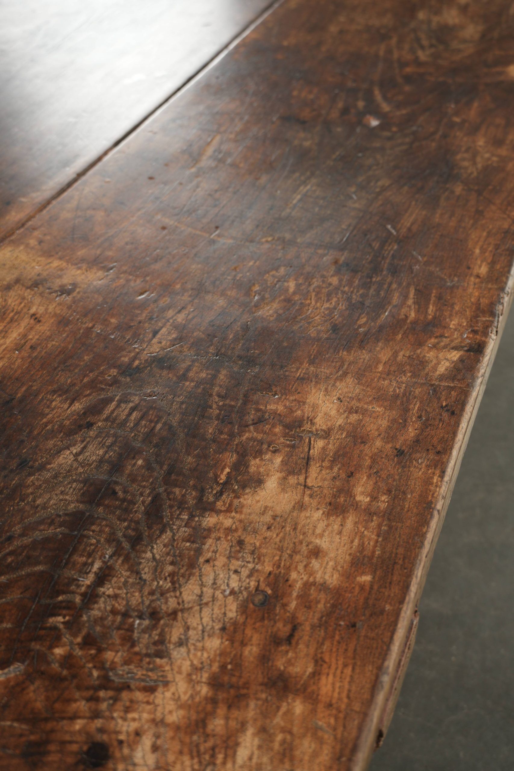 Table basse antique sud-européenne en bois fruitier avec un tiroir.