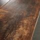 Table basse antique sud-européenne en bois fruitier avec un tiroir.