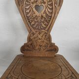 Lot de deux chaises en bois sculpté