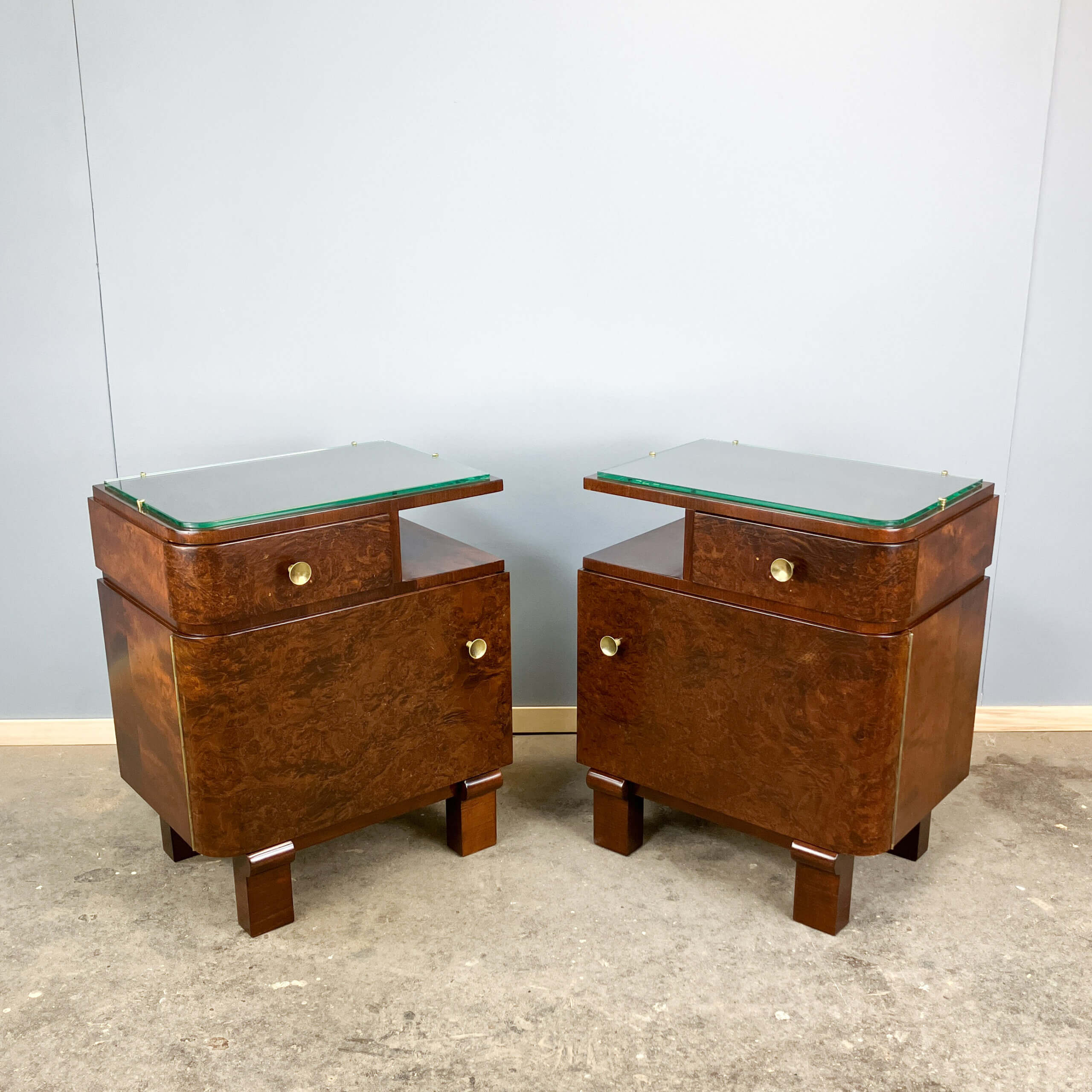 Tables de chevet Art Déco, bois de noyer avec plateaux en verre, années 1930