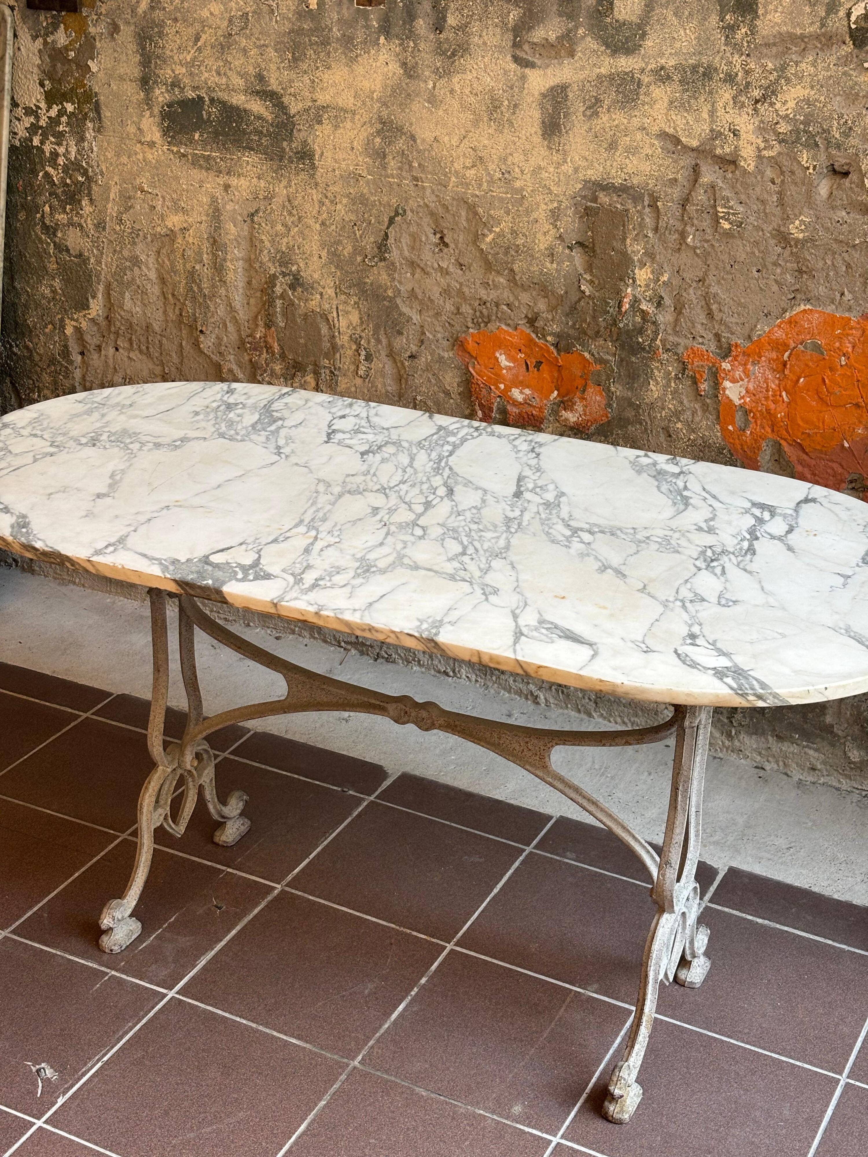 Oval table in white marble