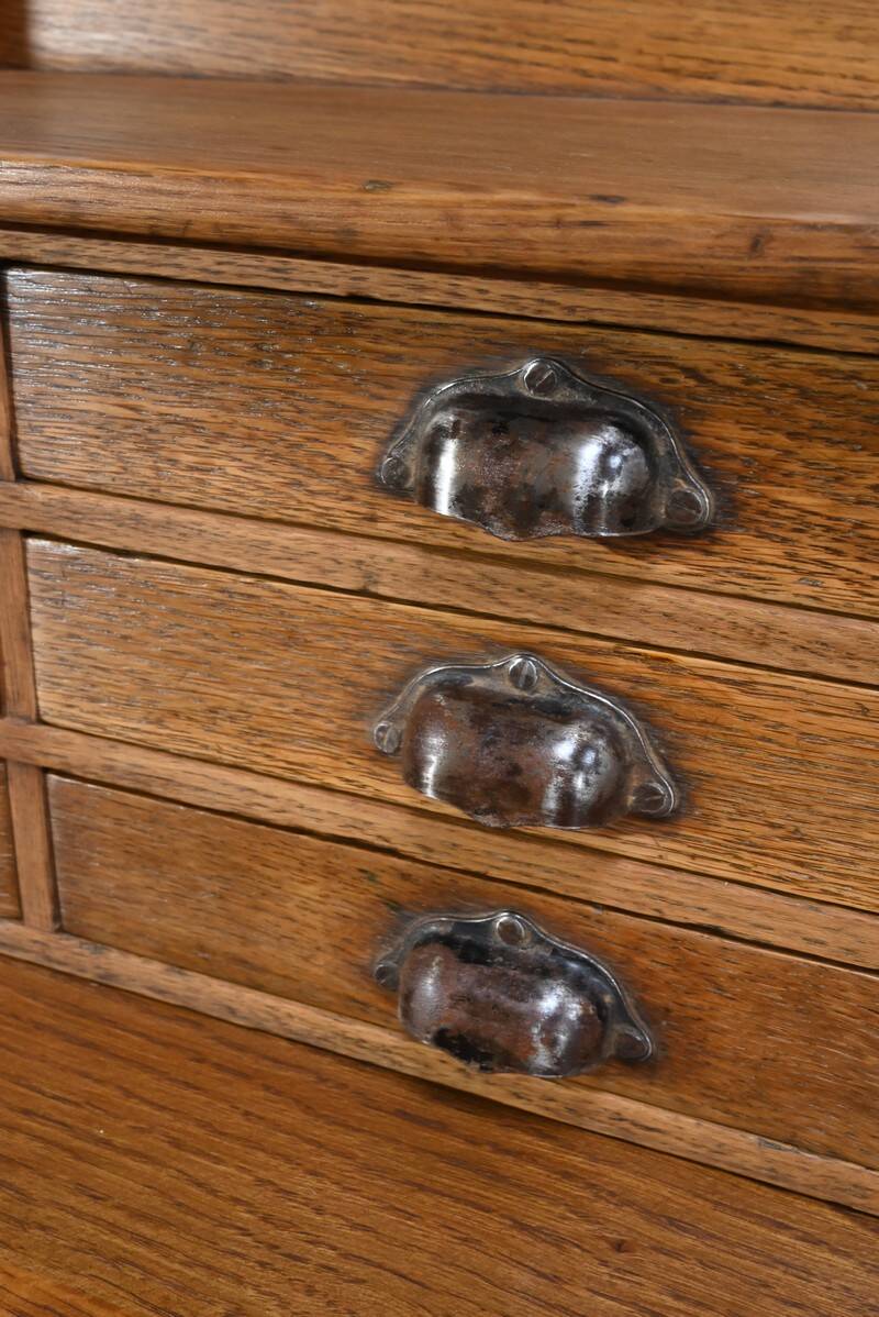 Oak apothecary counter – 1920