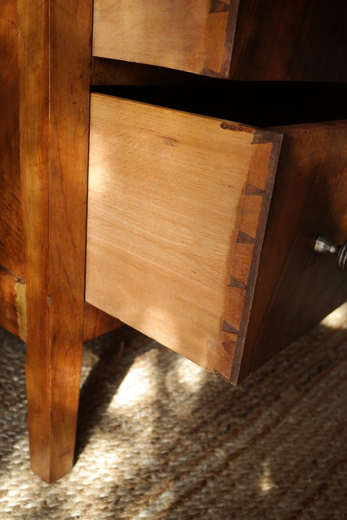 Commode basse en noyer, XXème