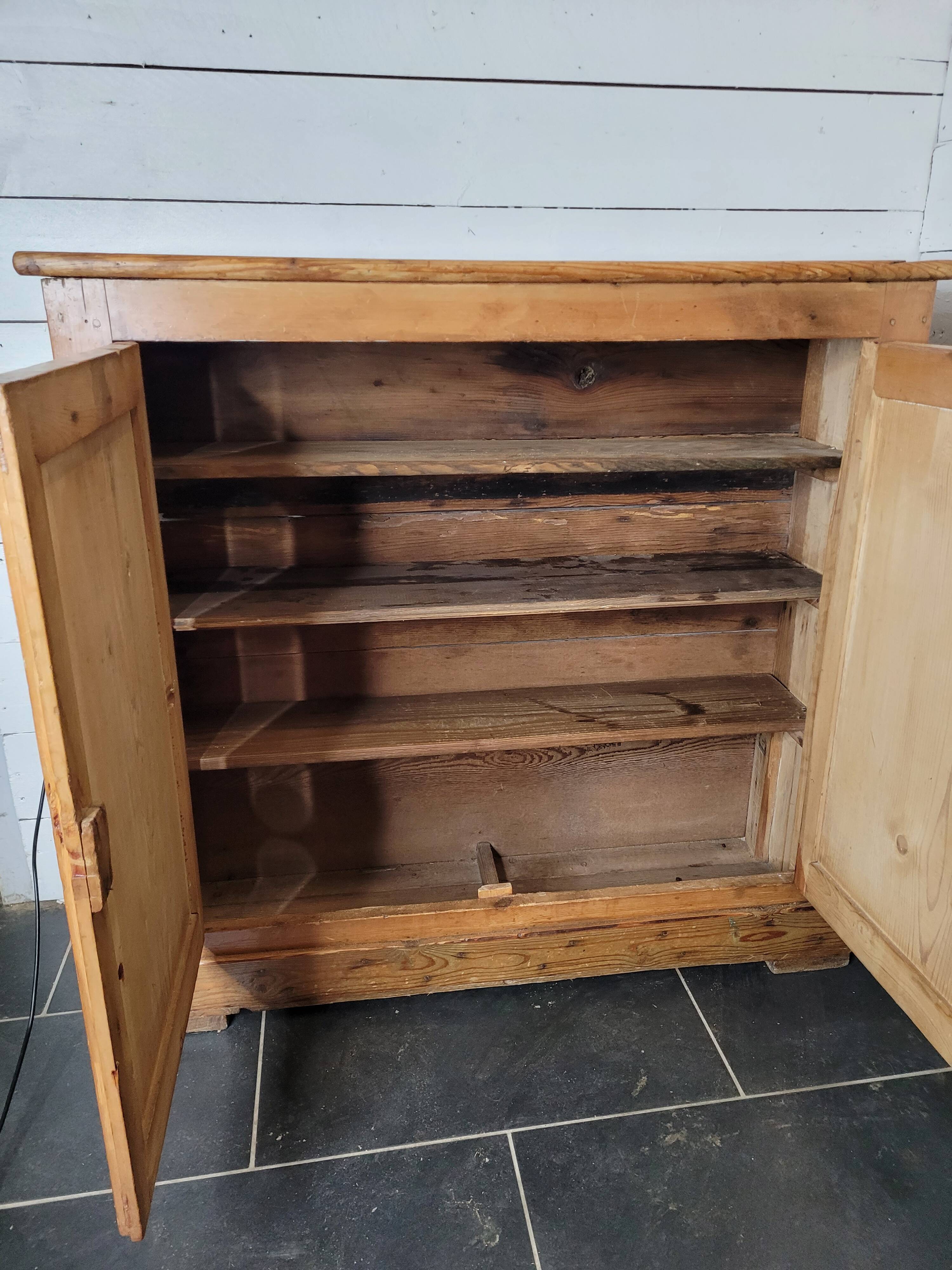 Old 2-door fir sideboard, 104×31cms