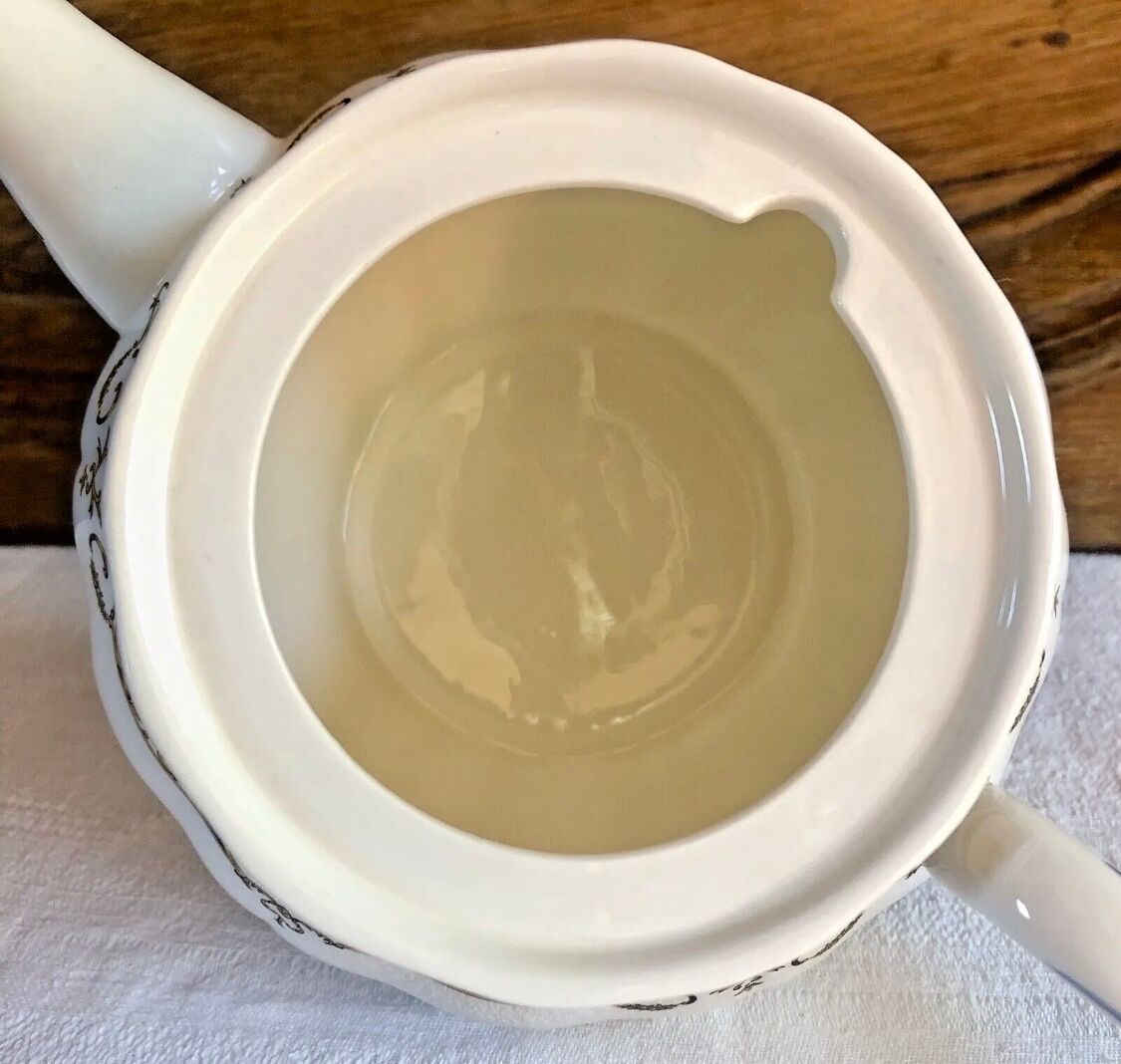 Gien teapot model children at the Dionysus press