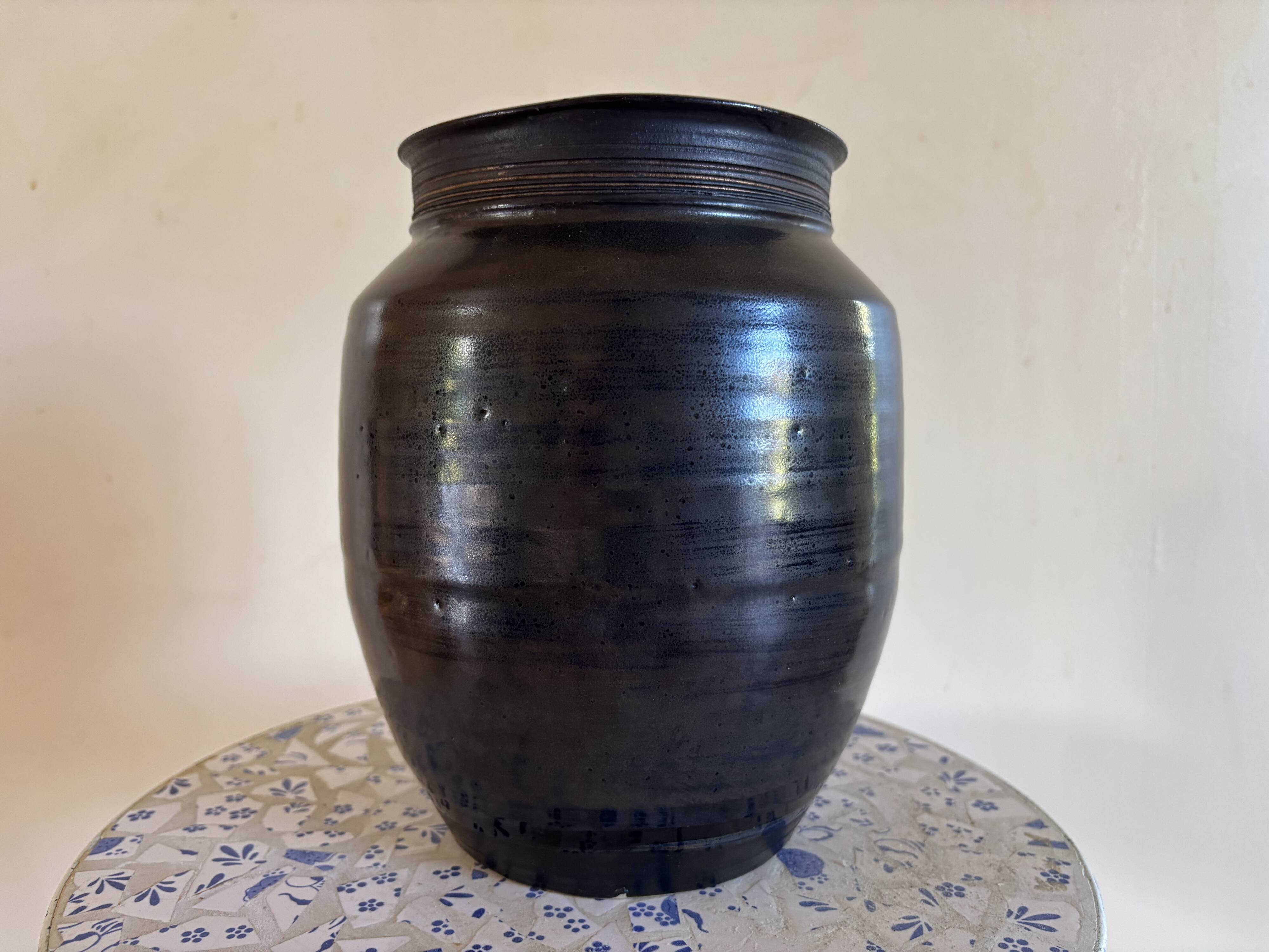 Vase en grès émaillé à couverte sombre. Monogramme JP Jacques Pouchain.