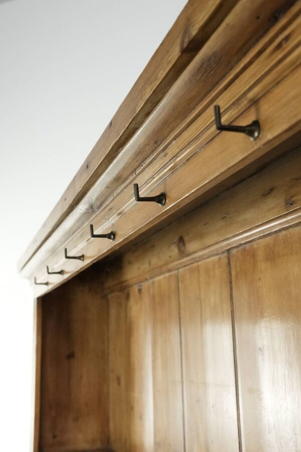 Buffet anglais antique du 19ème siècle en bois de pin.