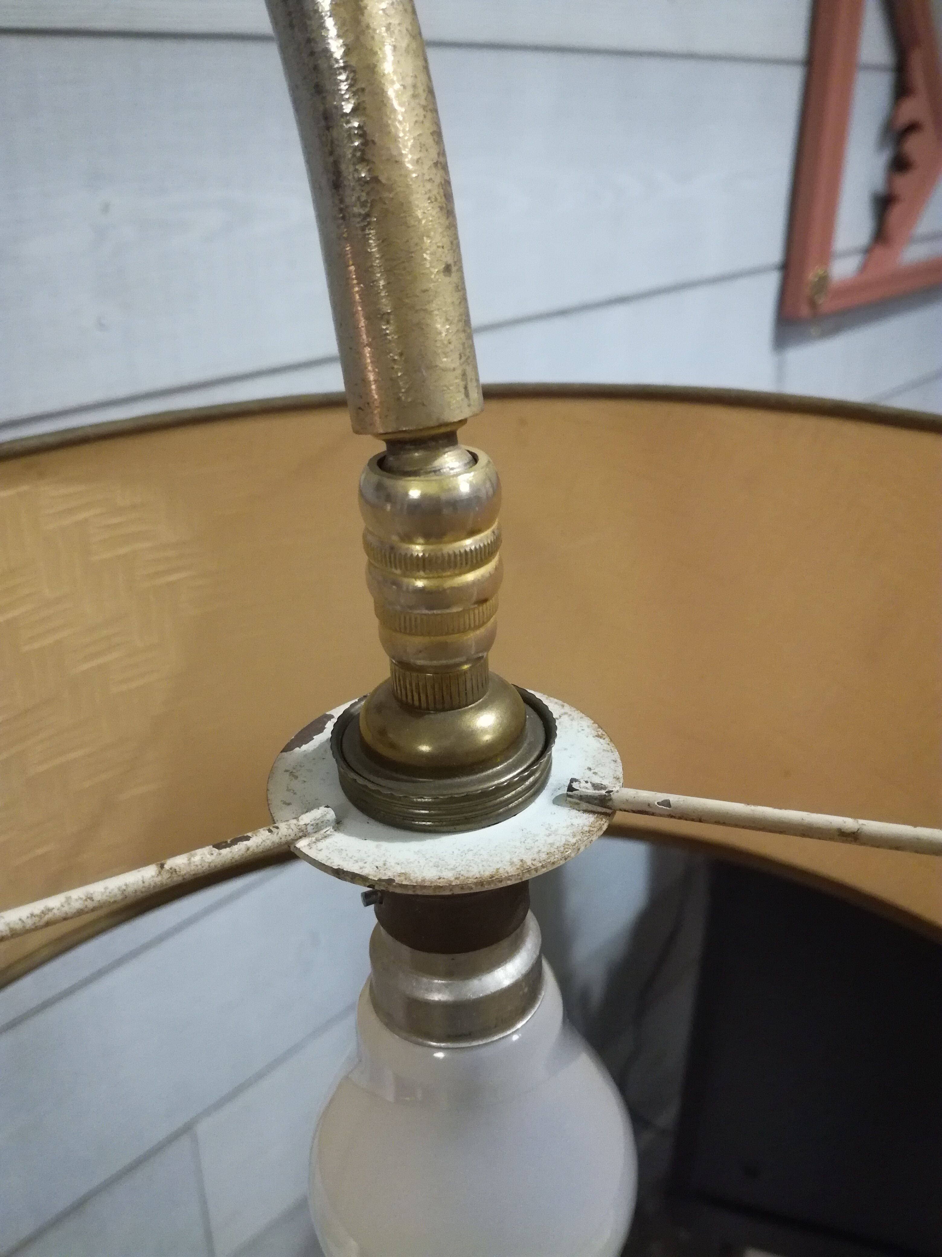 Reader lamppost with tablet