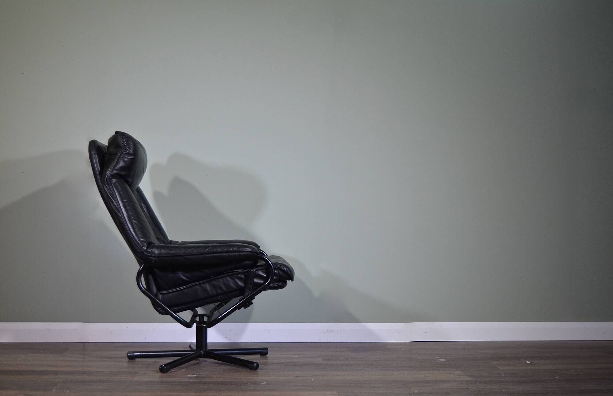 Fauteuil pivotant/inclinable norvégien Skoghaug en cuir noir du milieu du s