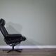 Fauteuil pivotant/inclinable norvégien Skoghaug en cuir noir du milieu du s