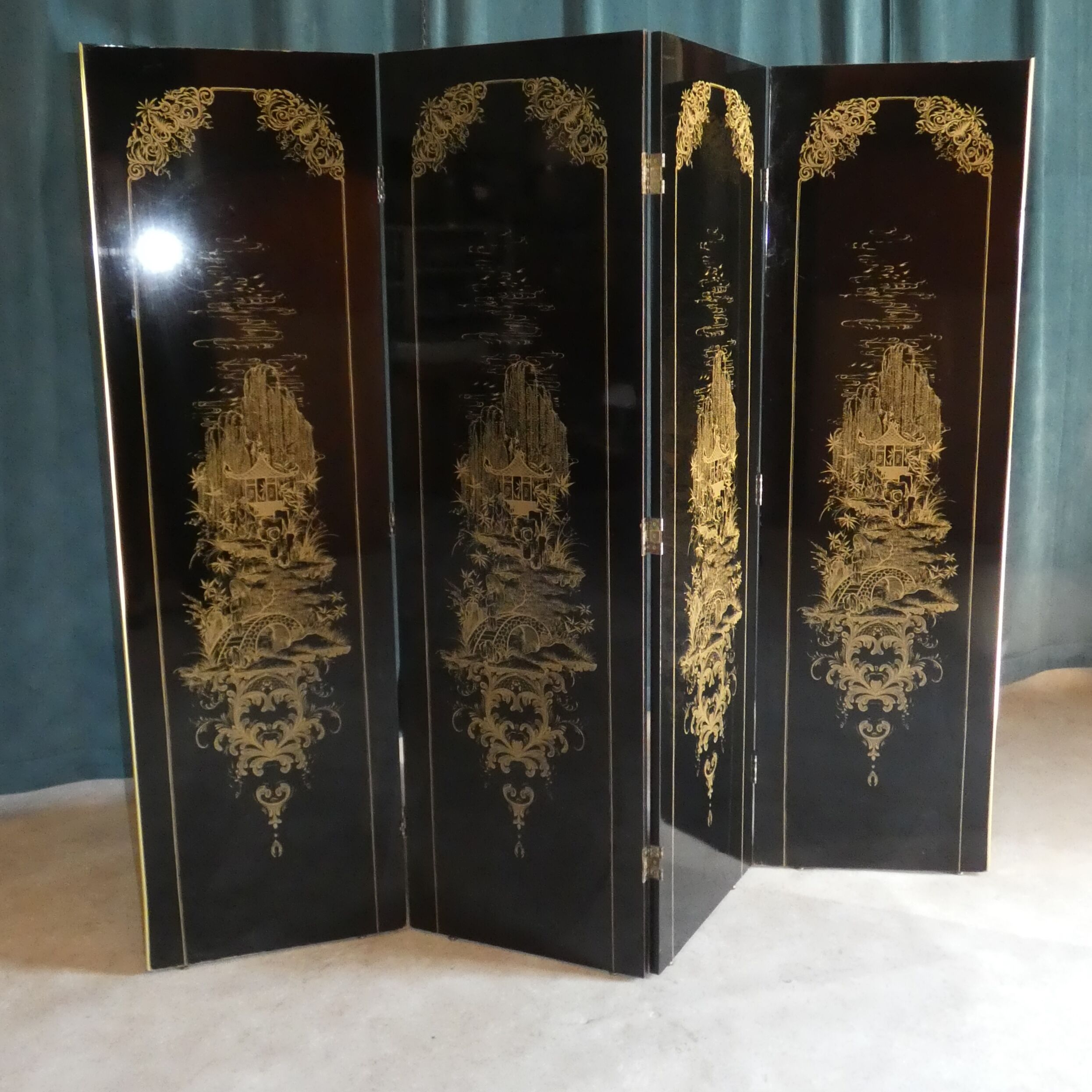 Laque screen black fund pattern