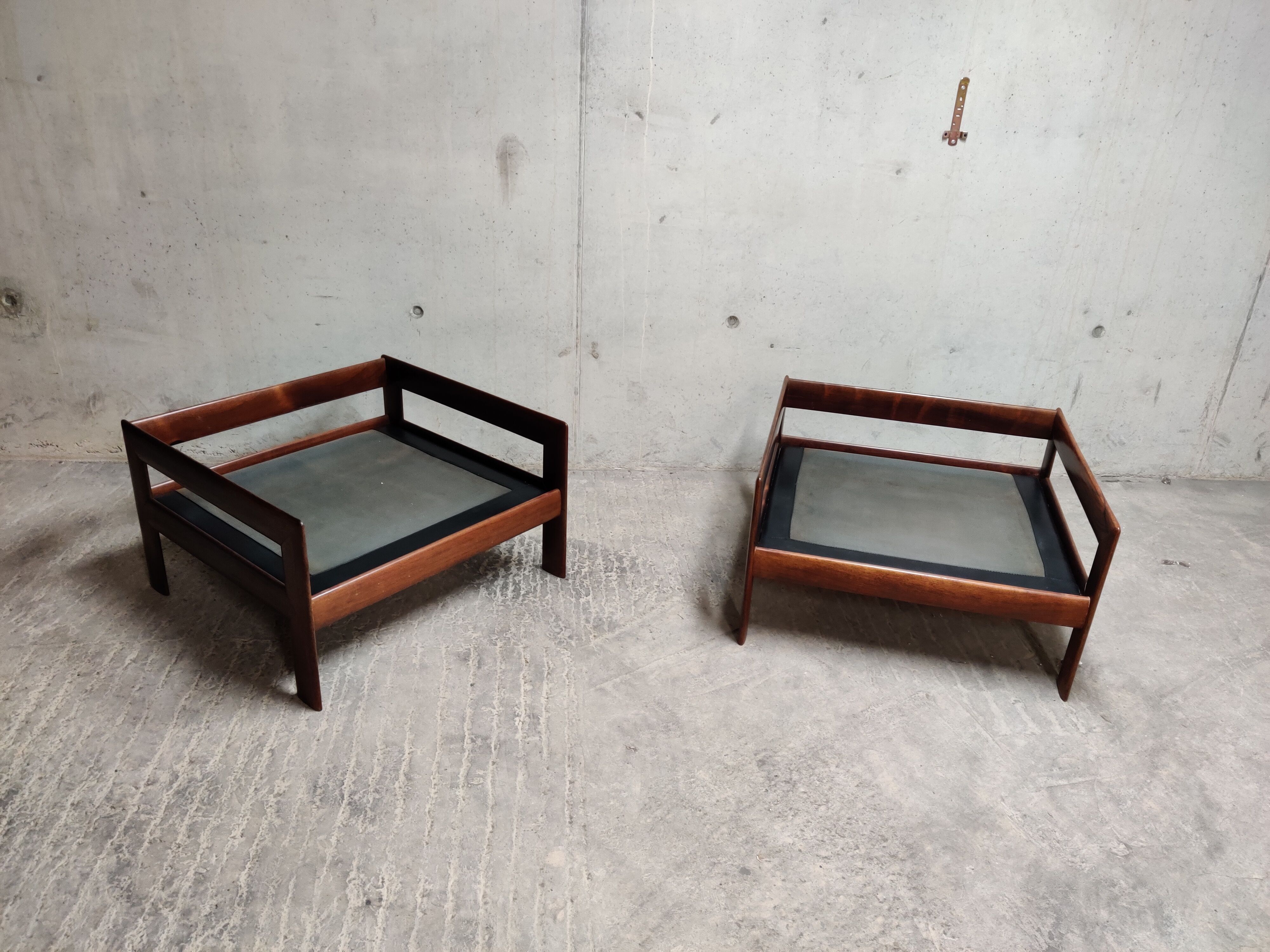 Paire de fauteuils en cuir années 1960