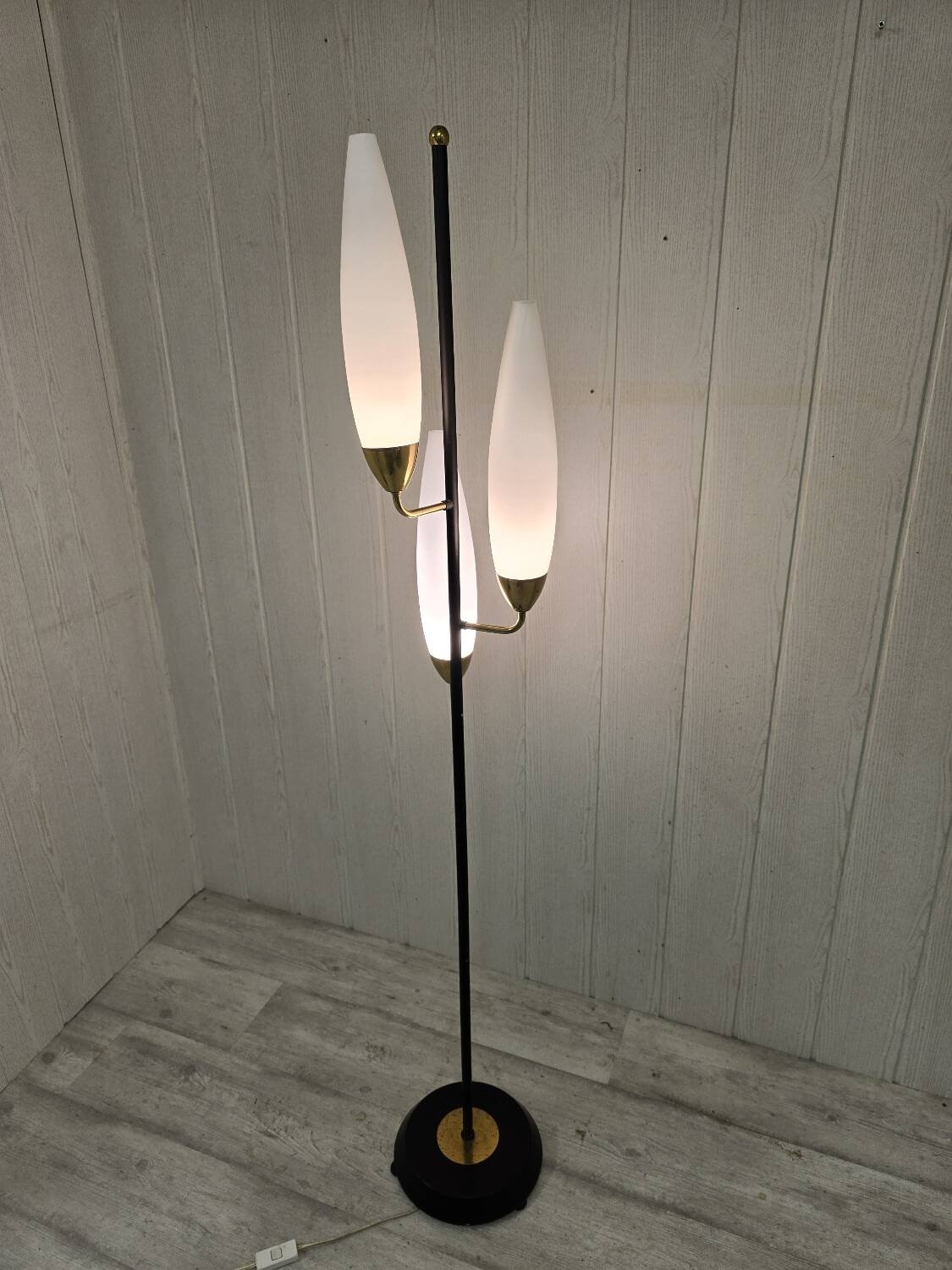 Lampadaire tripode vintage – Laiton & opaline blanche – Années 1960