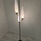 Lampadaire tripode vintage – Laiton & opaline blanche – Années 1960