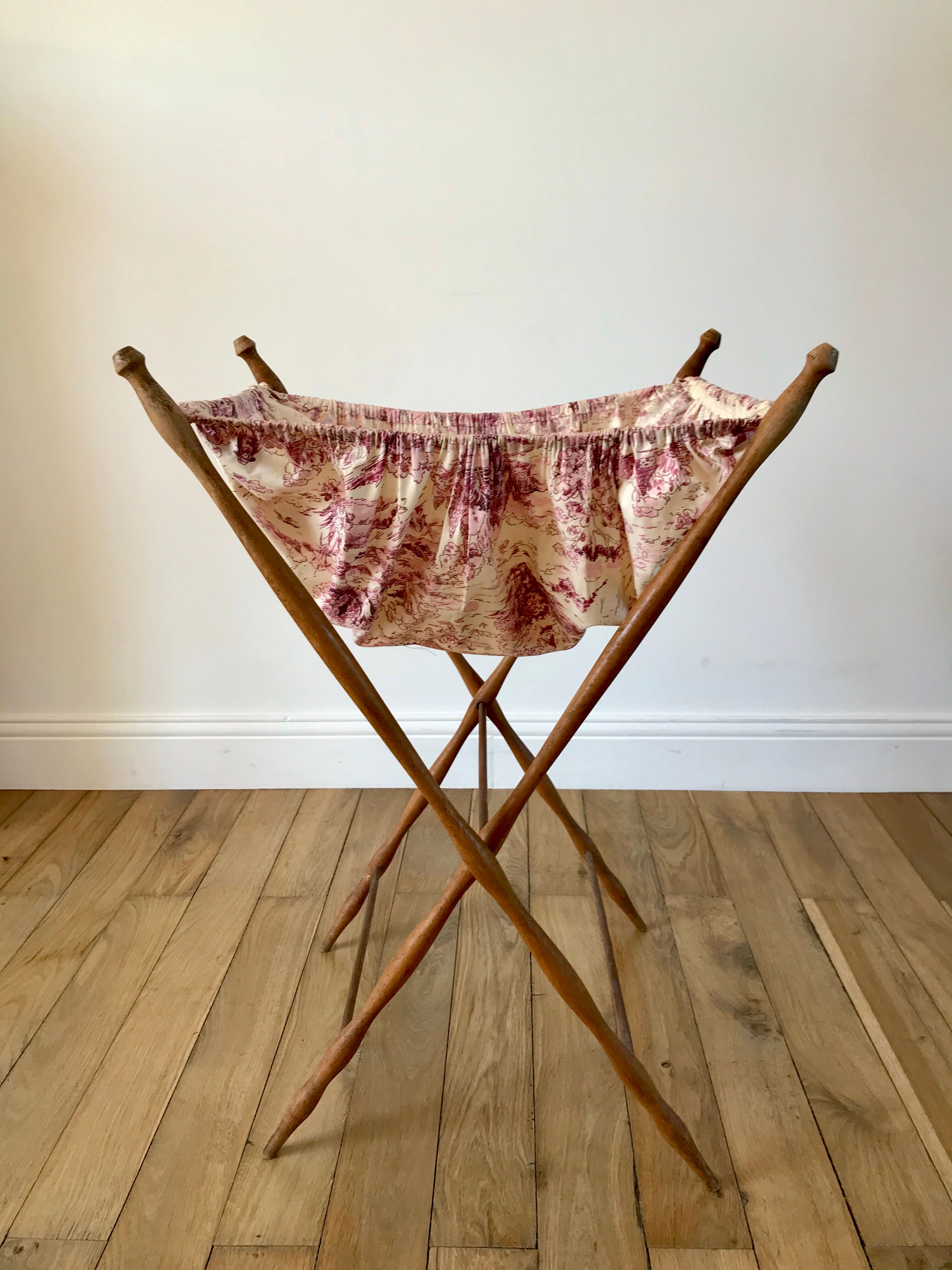 Travailleuse / panier sur pied ancien en bois de hêtre et toile de jouy début xx