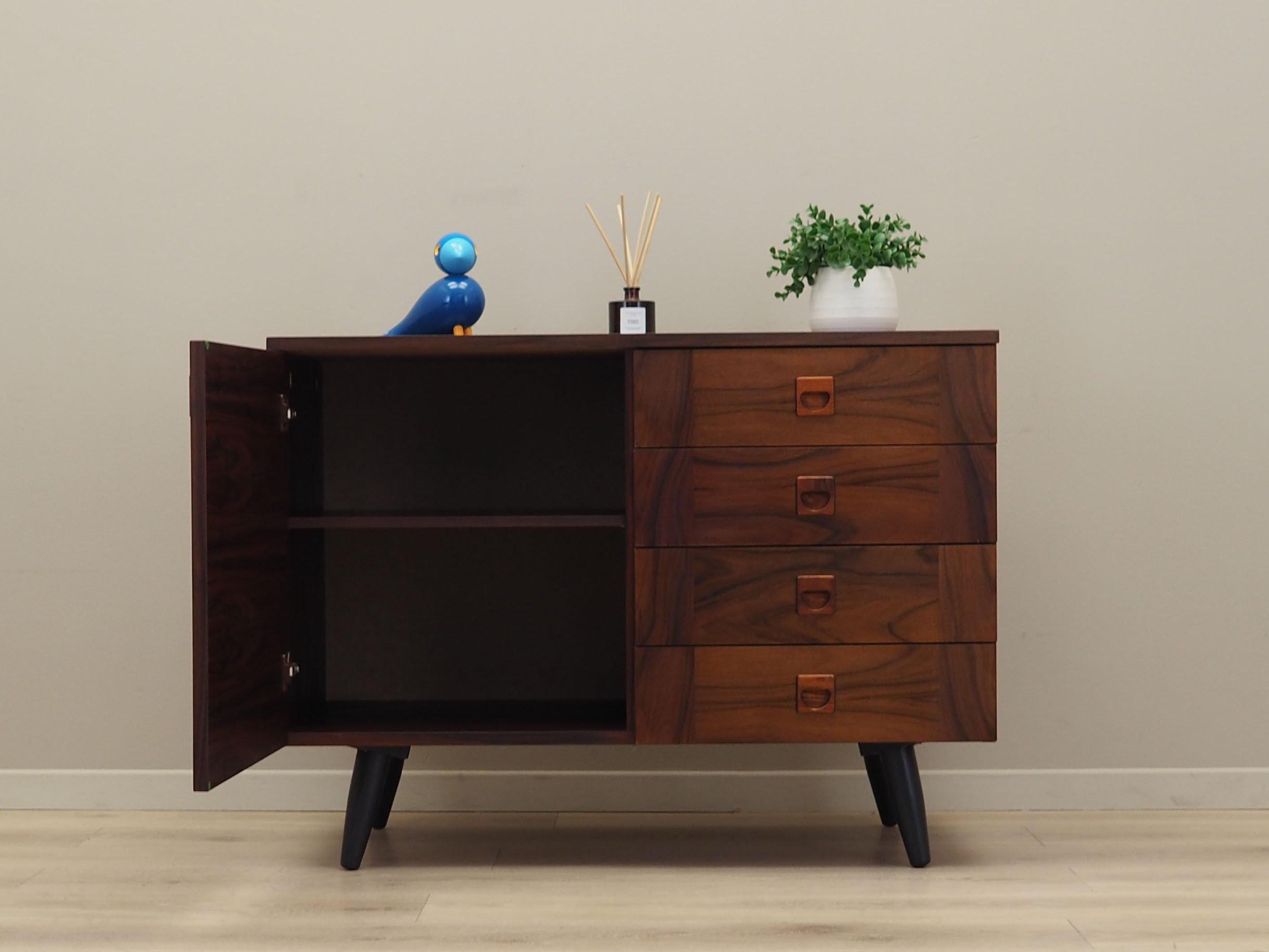 Buffet en noyer, design danois, années 1970, production: Danemark