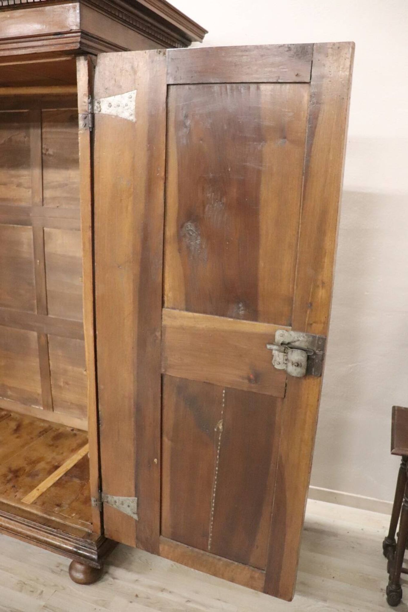 Armoire à Secret Du 17ème Siècle En Noyer
