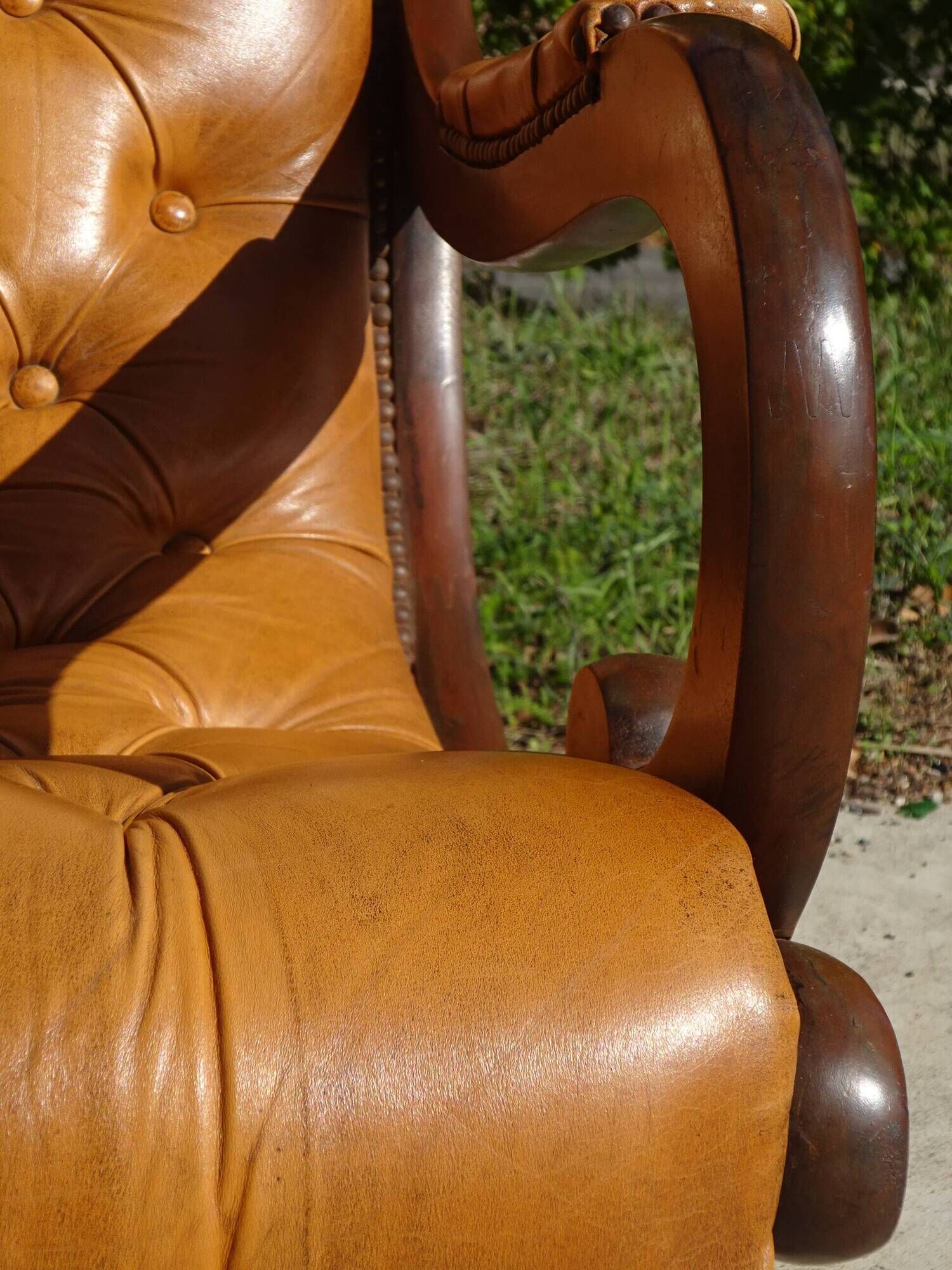 Fauteuils en bois et cuir capitonné, les 2
