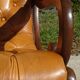 Fauteuils en bois et cuir capitonné, les 2